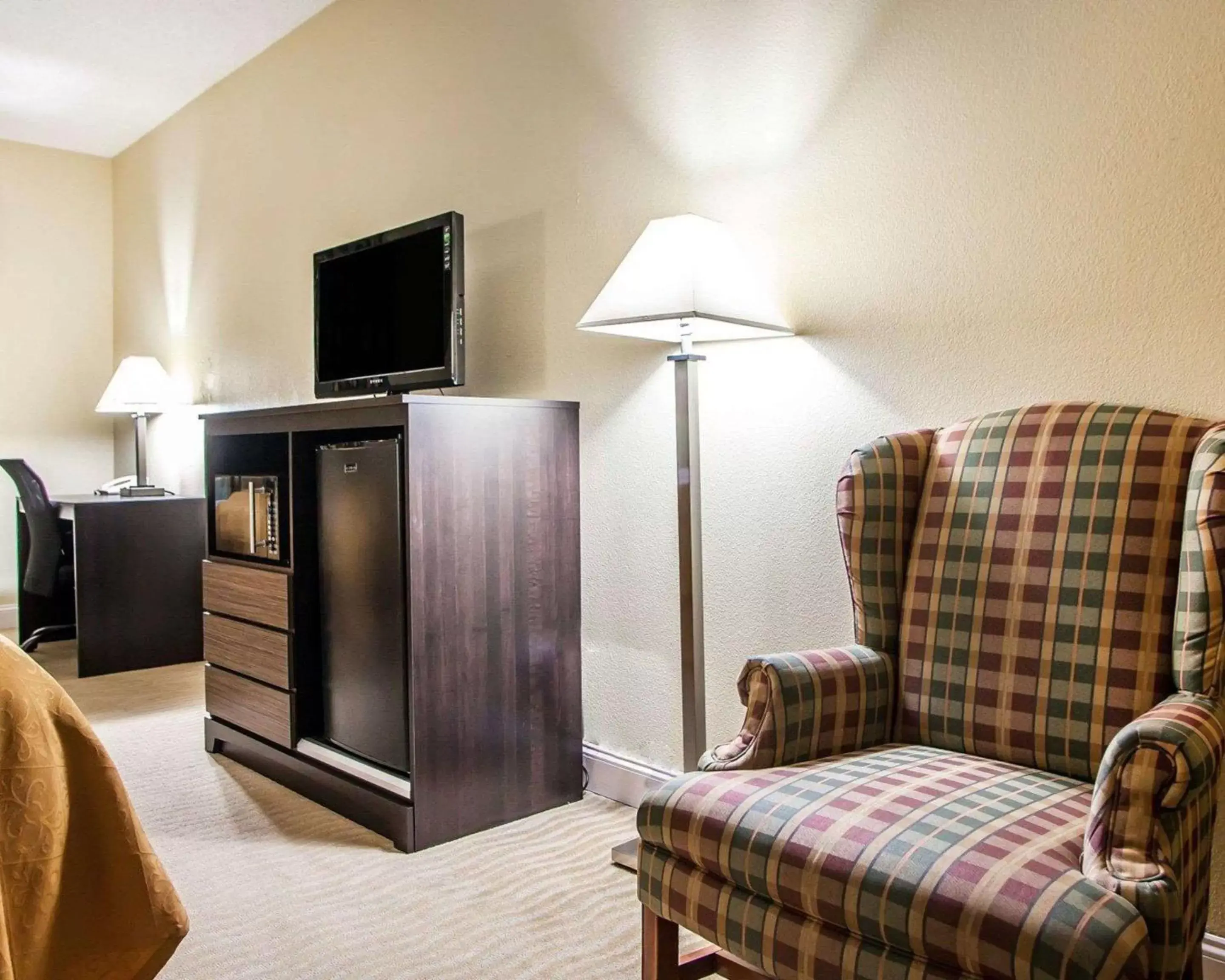 Photo of the whole room, Seating Area in Quality Inn & Suites Champaign