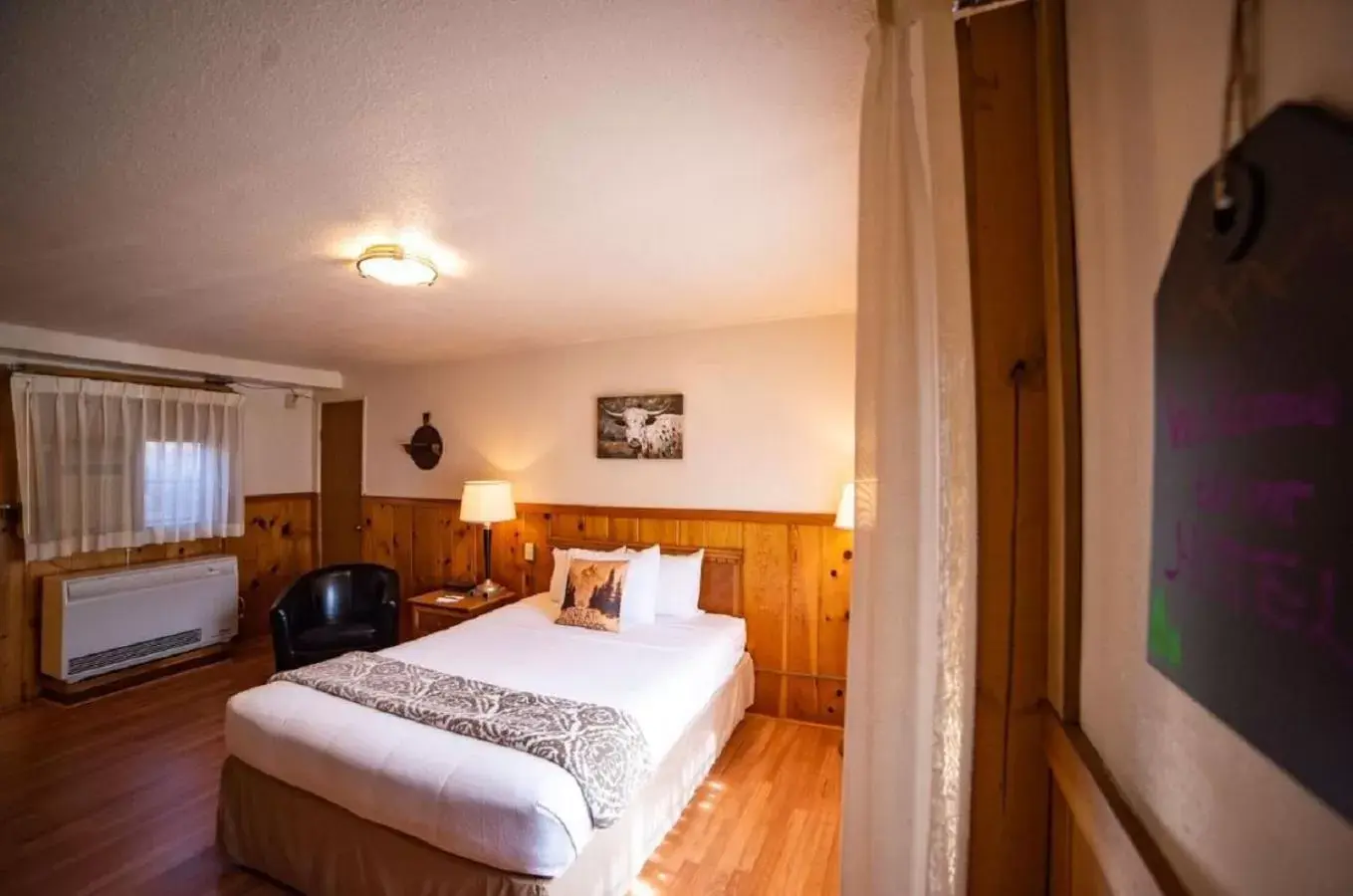 Photo of the whole room, Bed in Alpine Trail Ridge Inn