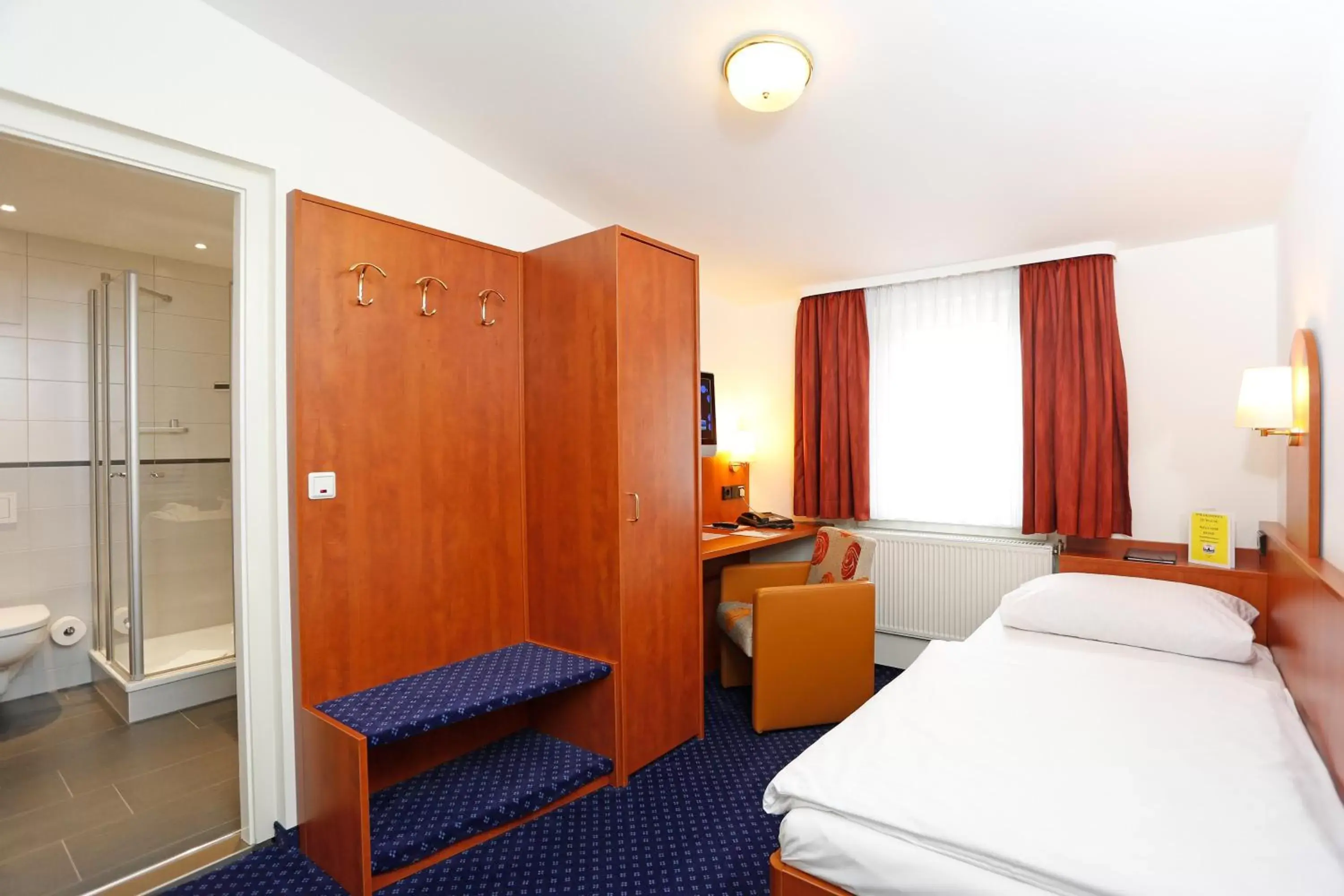 Photo of the whole room, Bed in Hotel Stadt Hannover