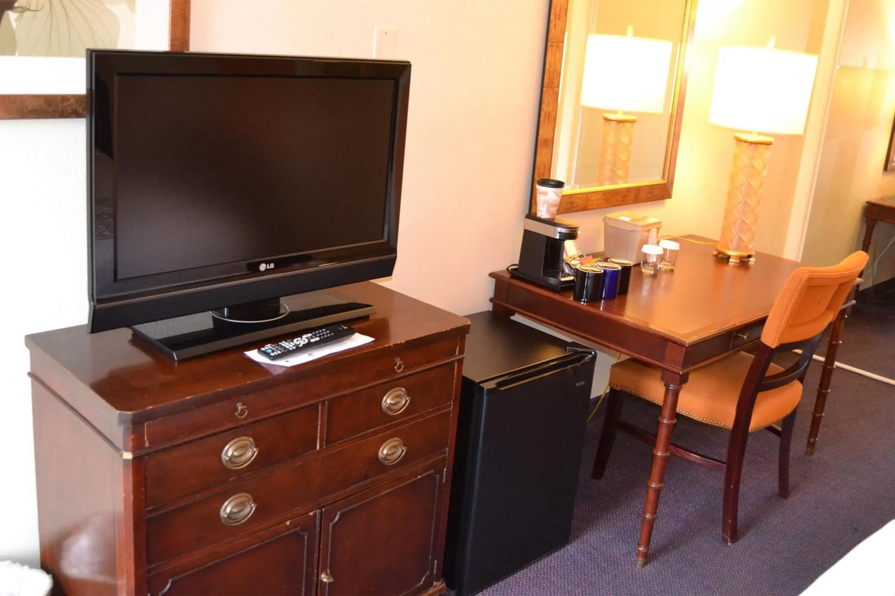 TV and multimedia, TV/Entertainment Center in Cascades Inn