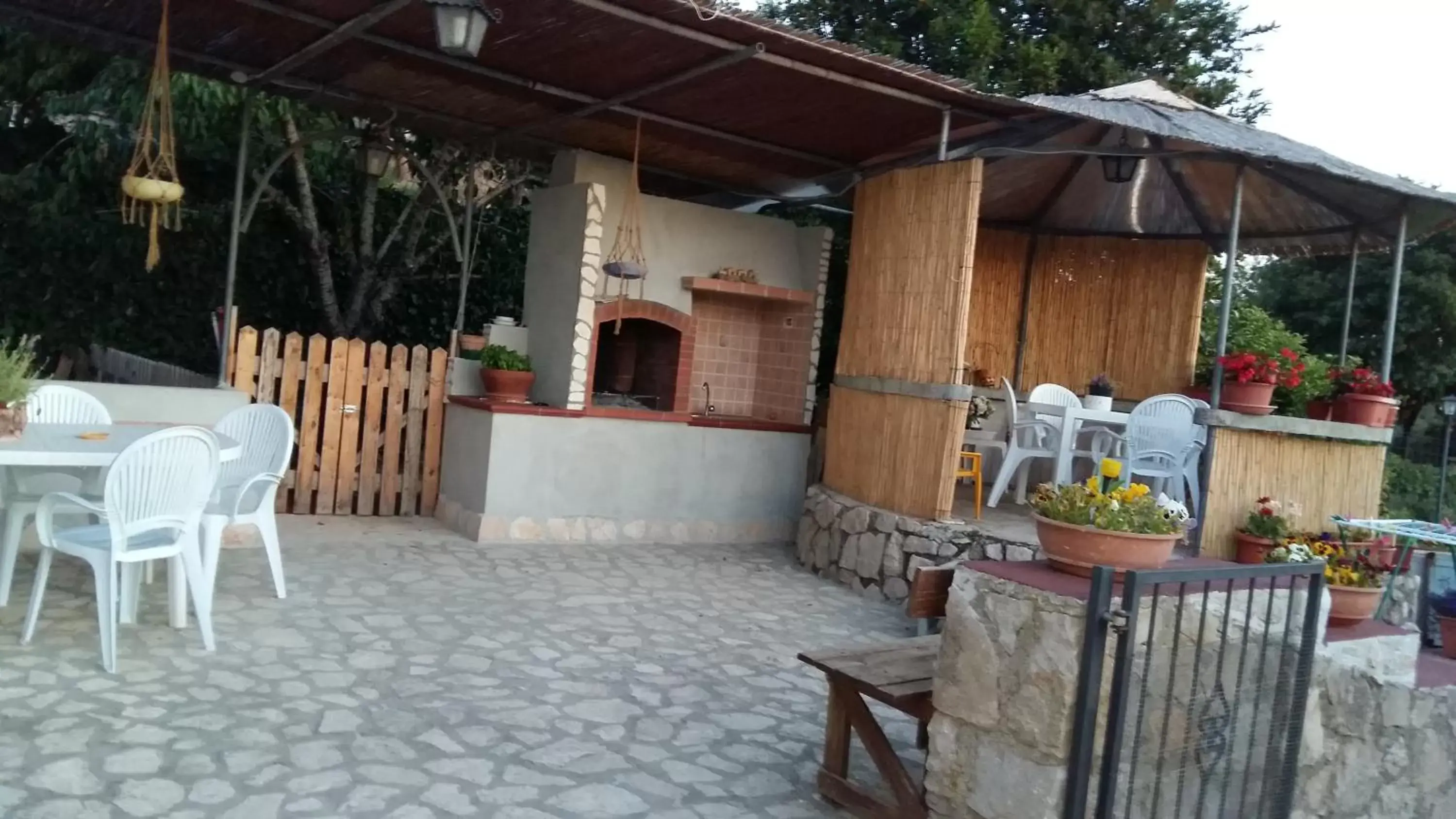 Patio, BBQ Facilities in B&B La Vecchia Scuola