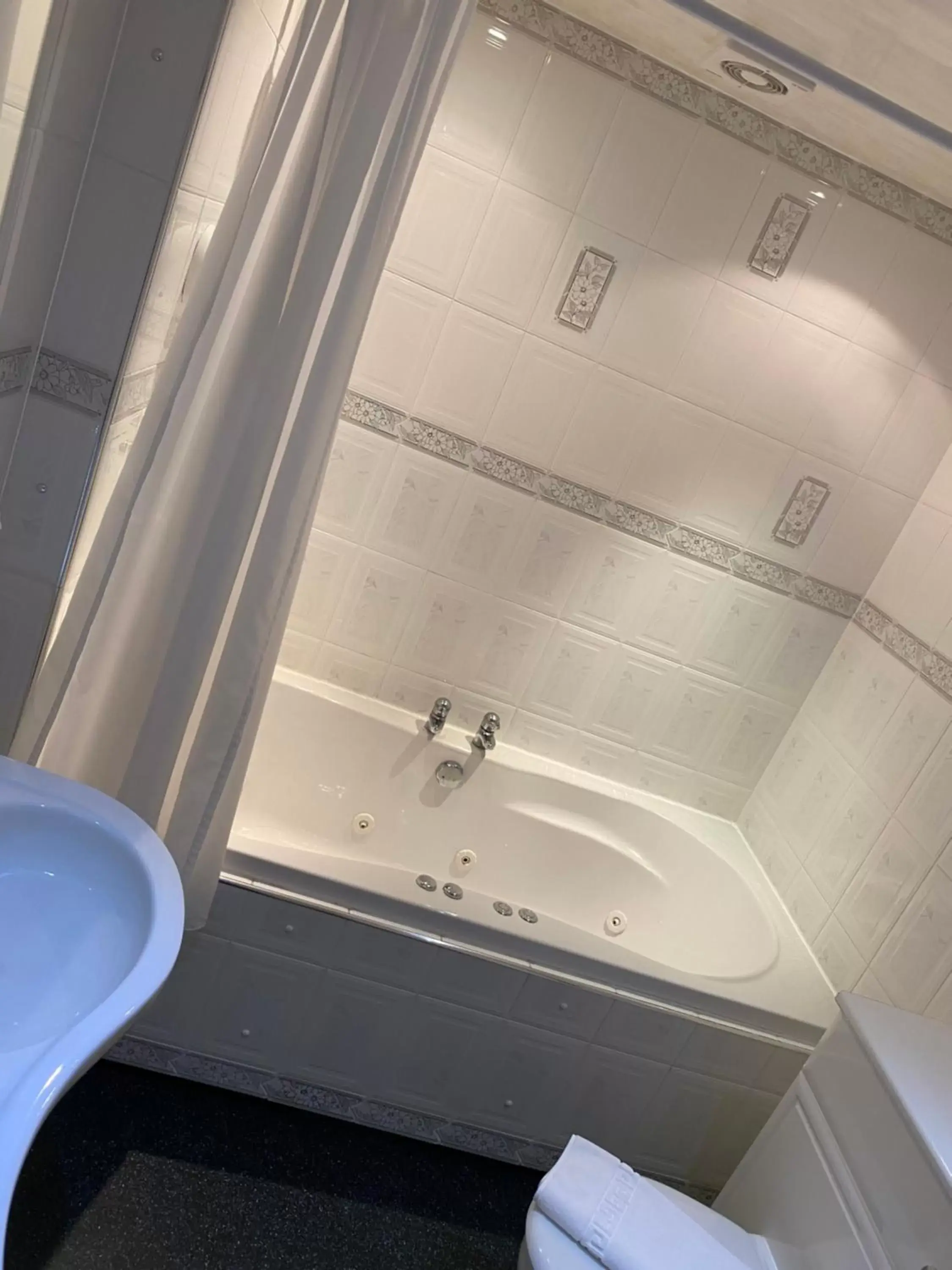 Shower, Bathroom in Bessemer Hotel