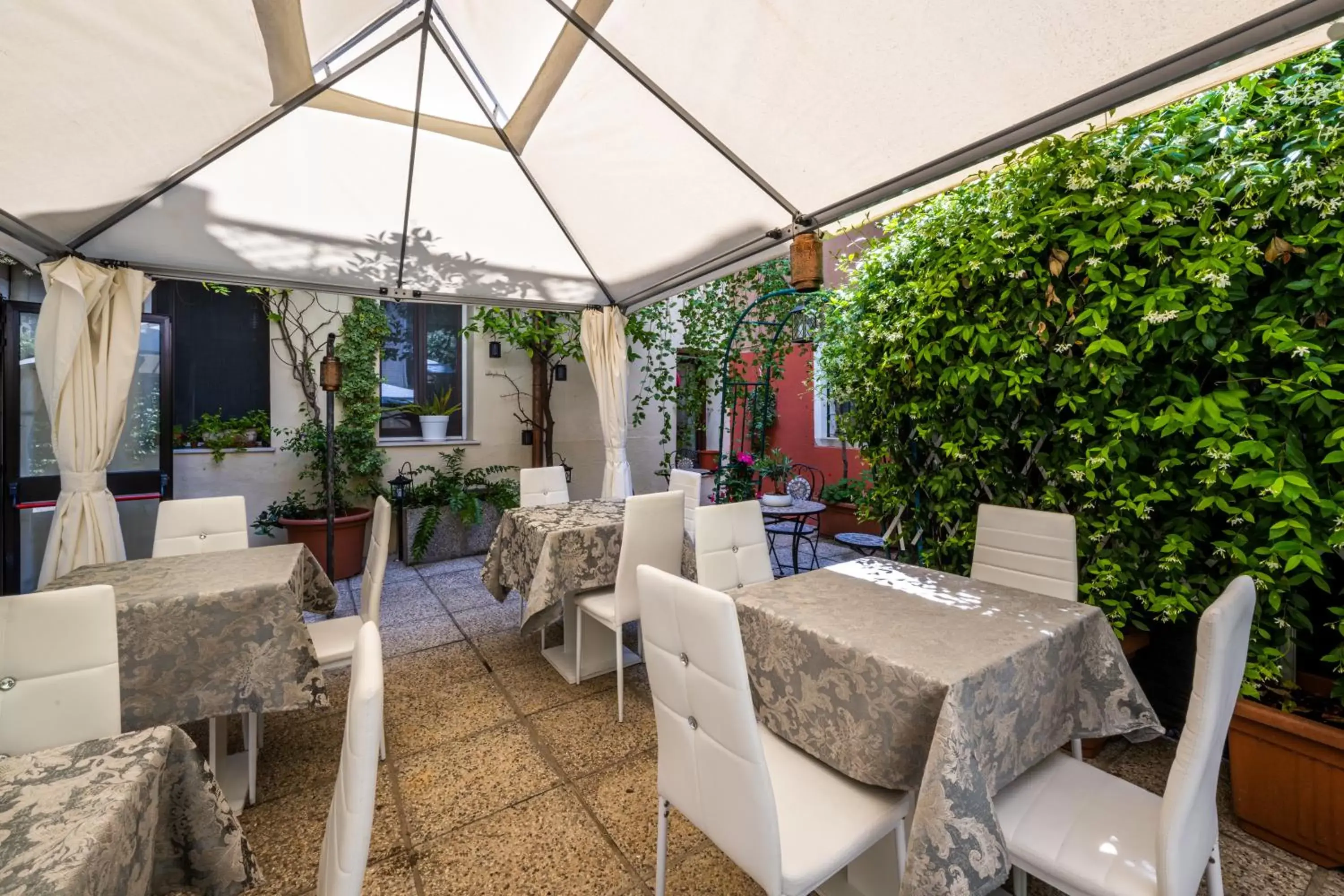 Patio, Restaurant/Places to Eat in Hotel Apostoli Garden