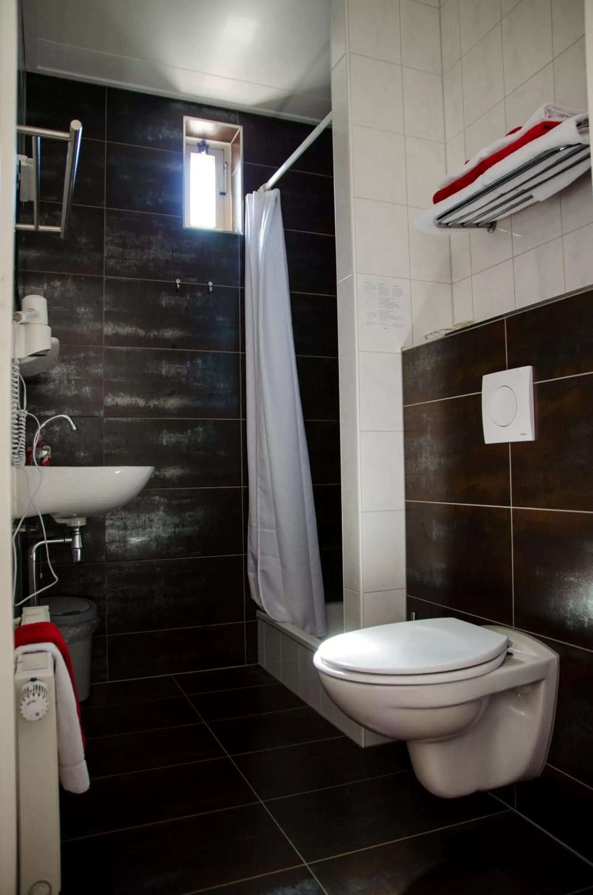 Shower, Bathroom in B&B - Pension Perruque