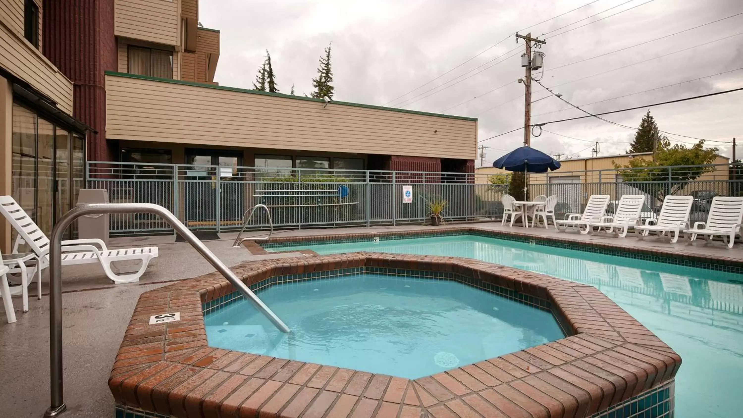 On site, Swimming Pool in Best Western Cascadia Inn