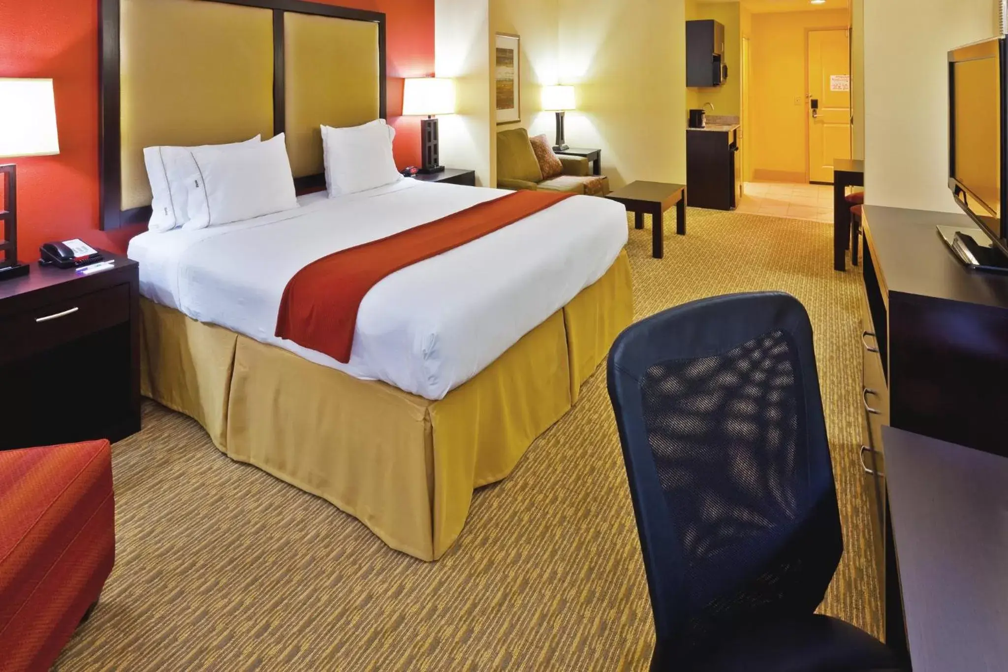 Bedroom, Bed in Holiday Inn Express Nashville-Opryland, an IHG Hotel