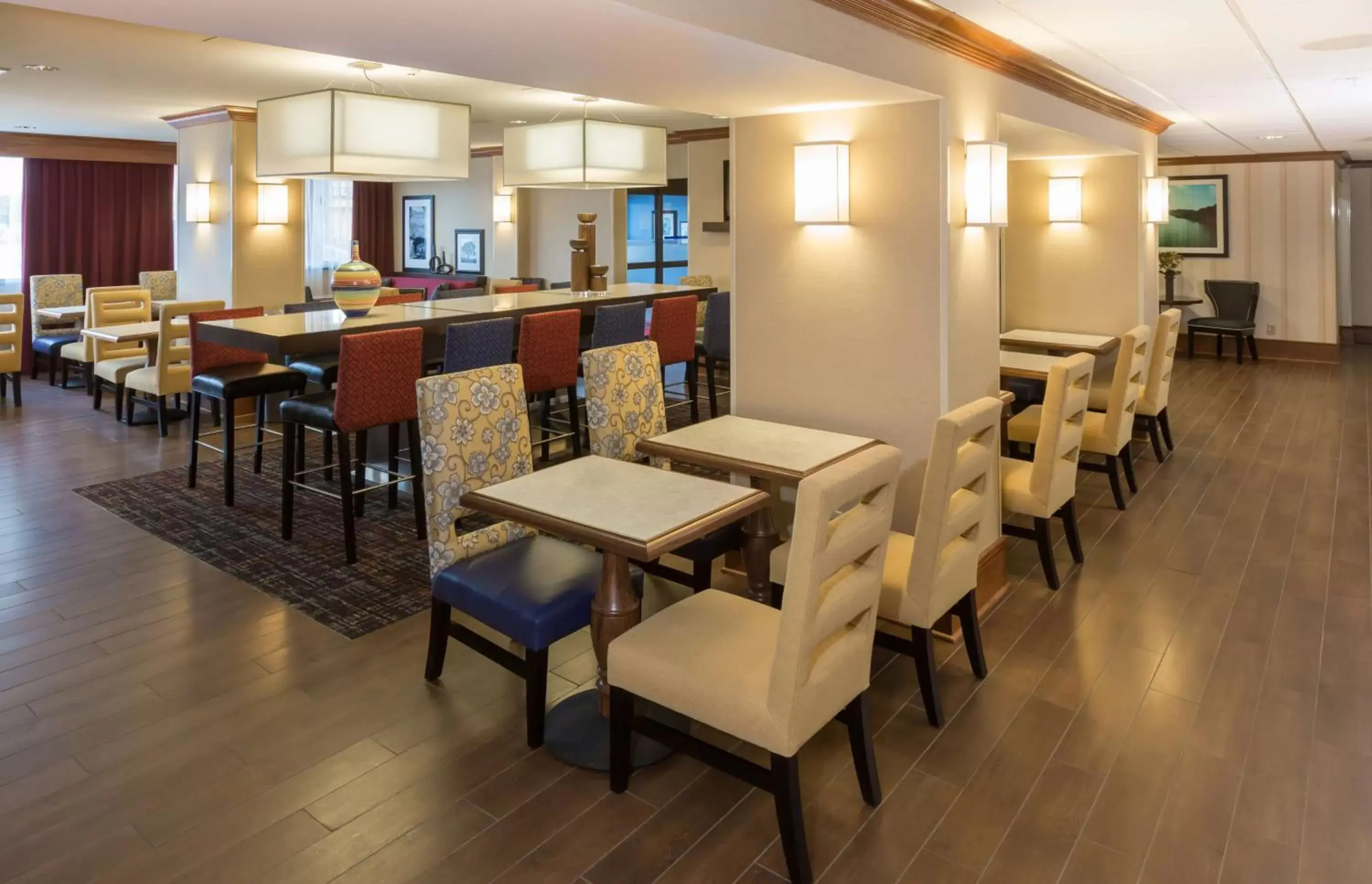 Dining area, Restaurant/Places to Eat in Hampton Inn Buffalo-Airport Galleria Mall