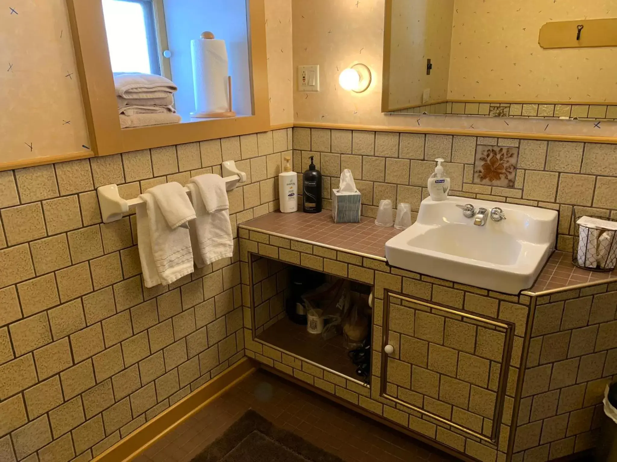 Bathroom in Abe's Spring Street Guest House