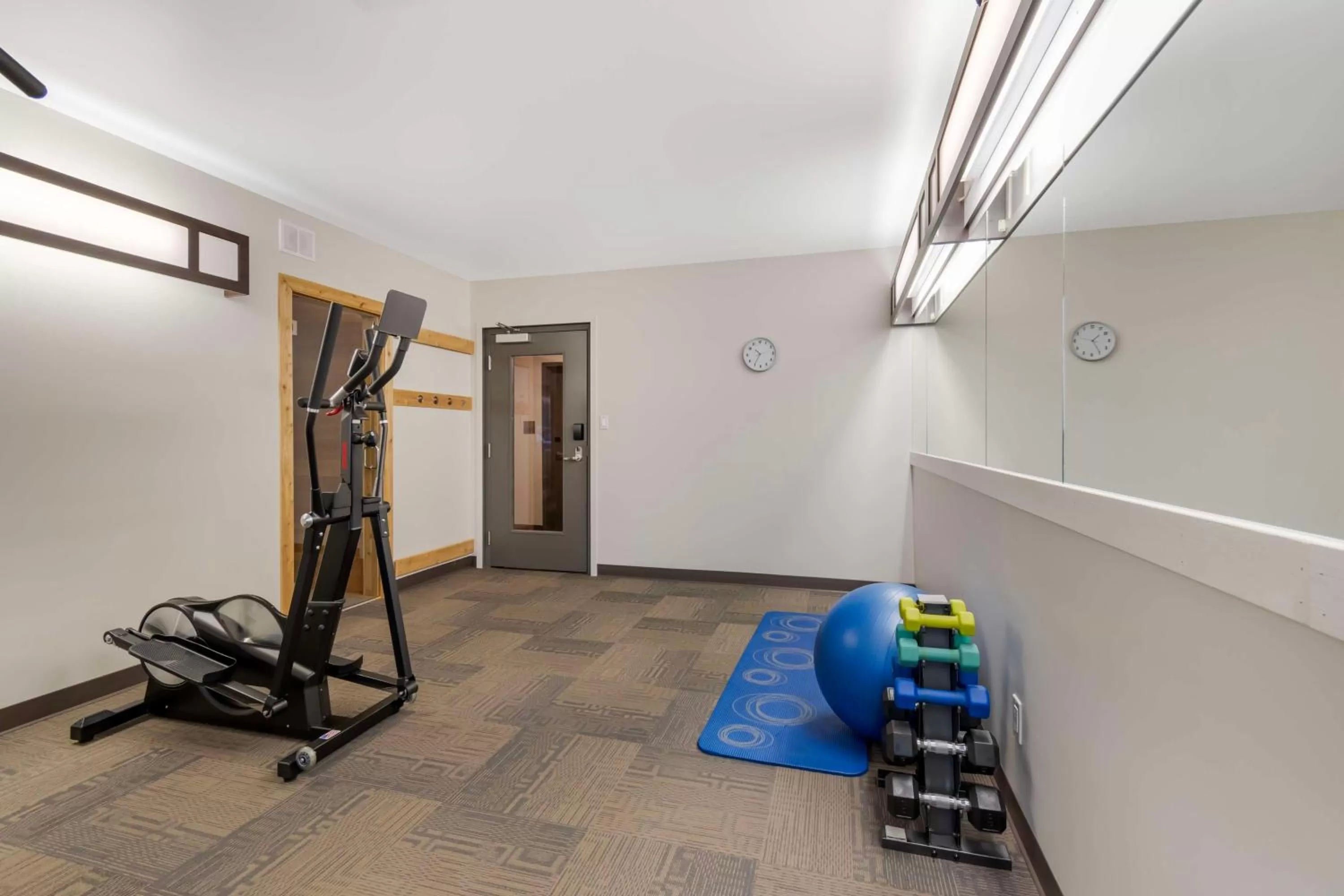 Fitness centre/facilities in Villa Inn & Suites - SureStay Collection by Best Western