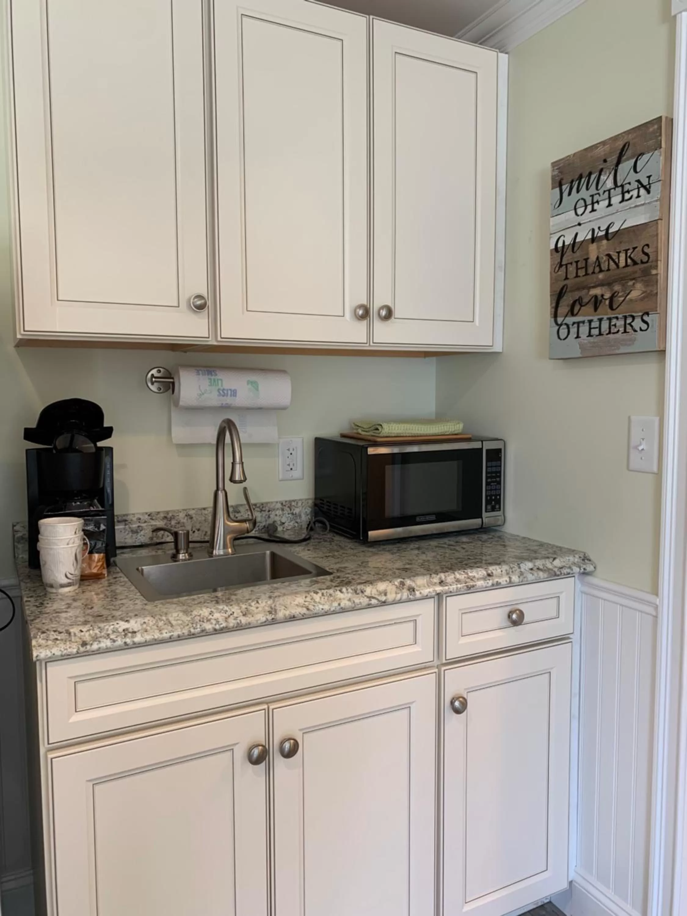 Kitchen/Kitchenette in Shore Road Inn