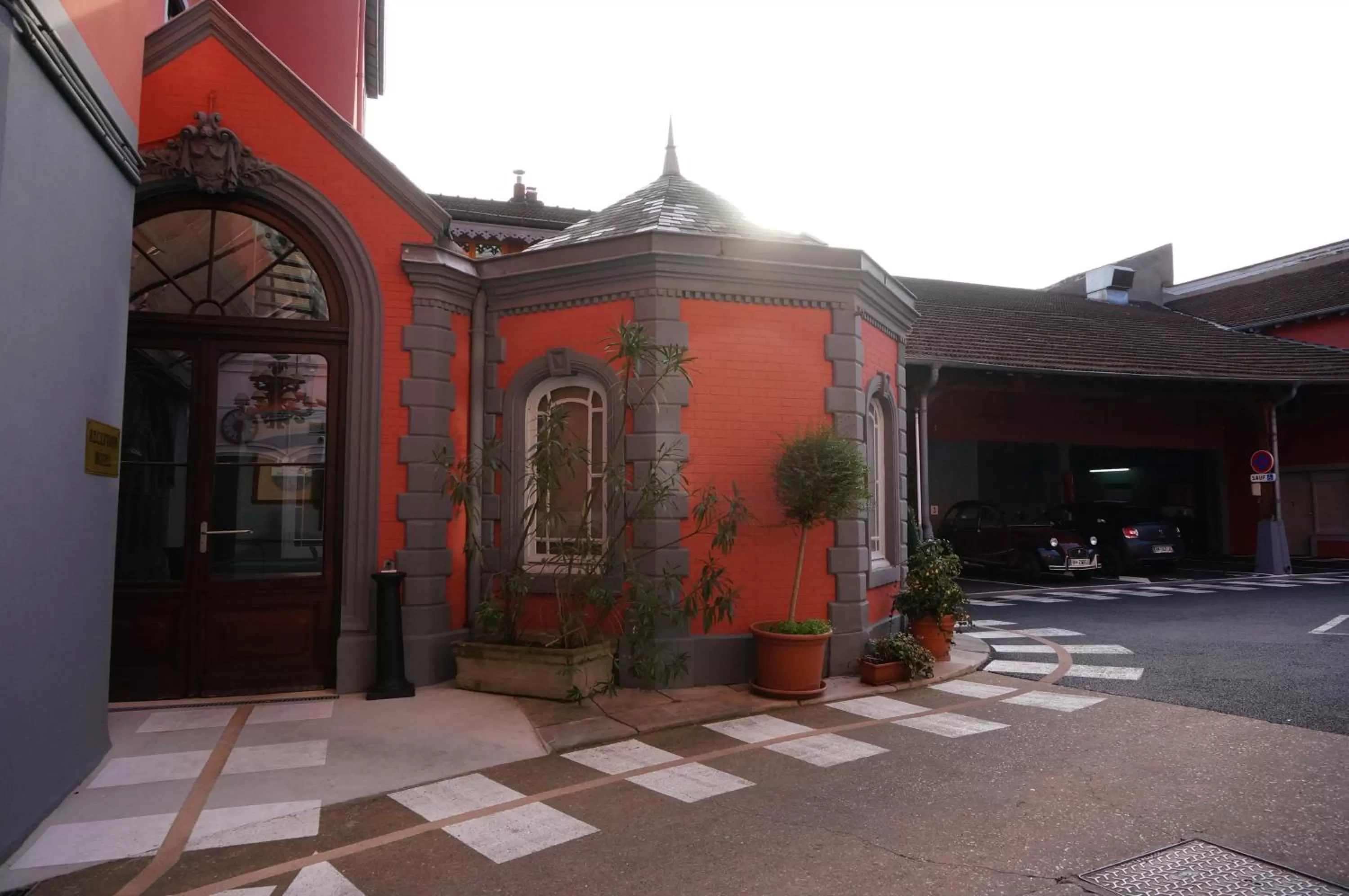 Inner courtyard view in LOGIS Hôtel de Bourgogne - Mâcon