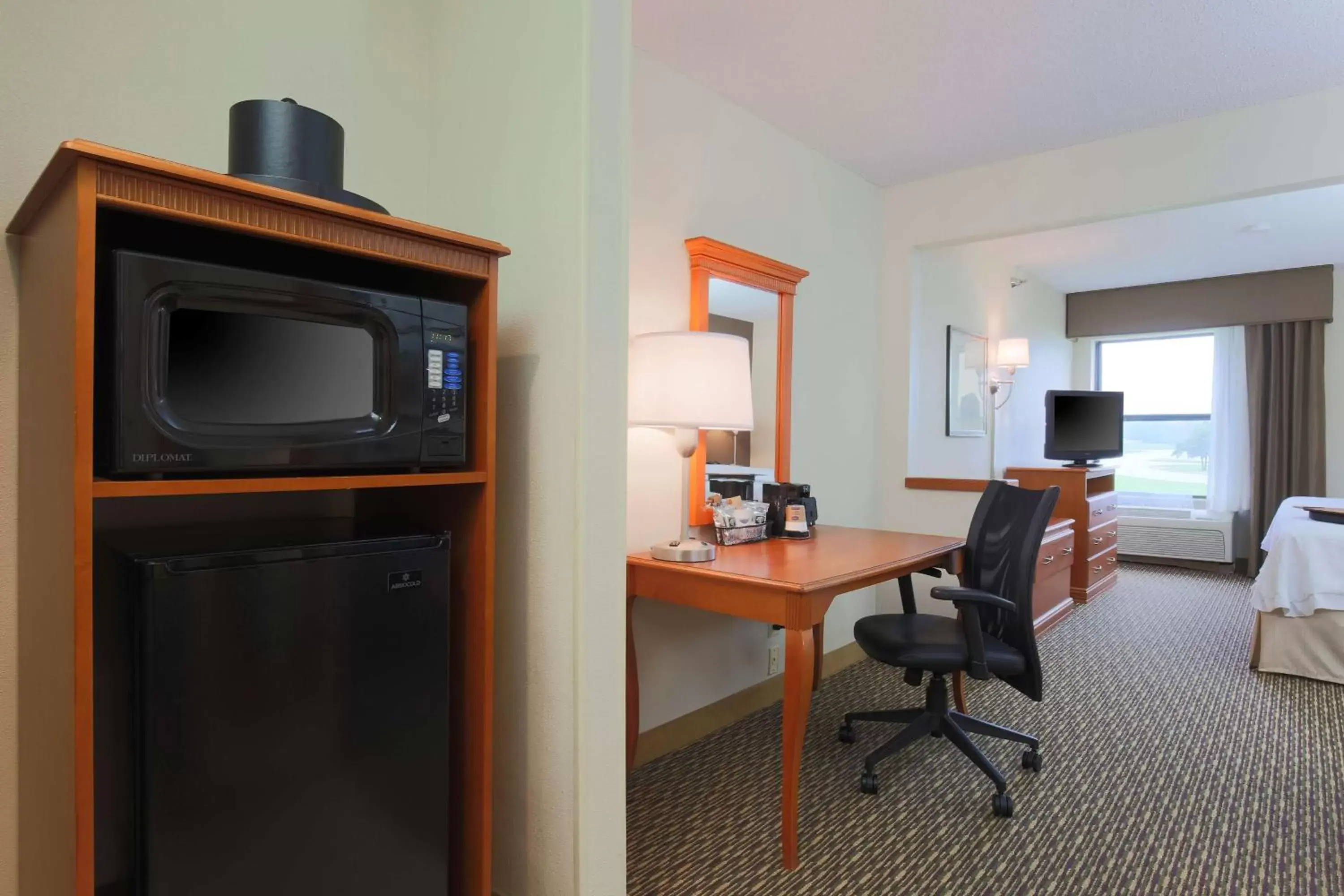 Bed, TV/Entertainment Center in Hampton Inn Decatur/Forsyth