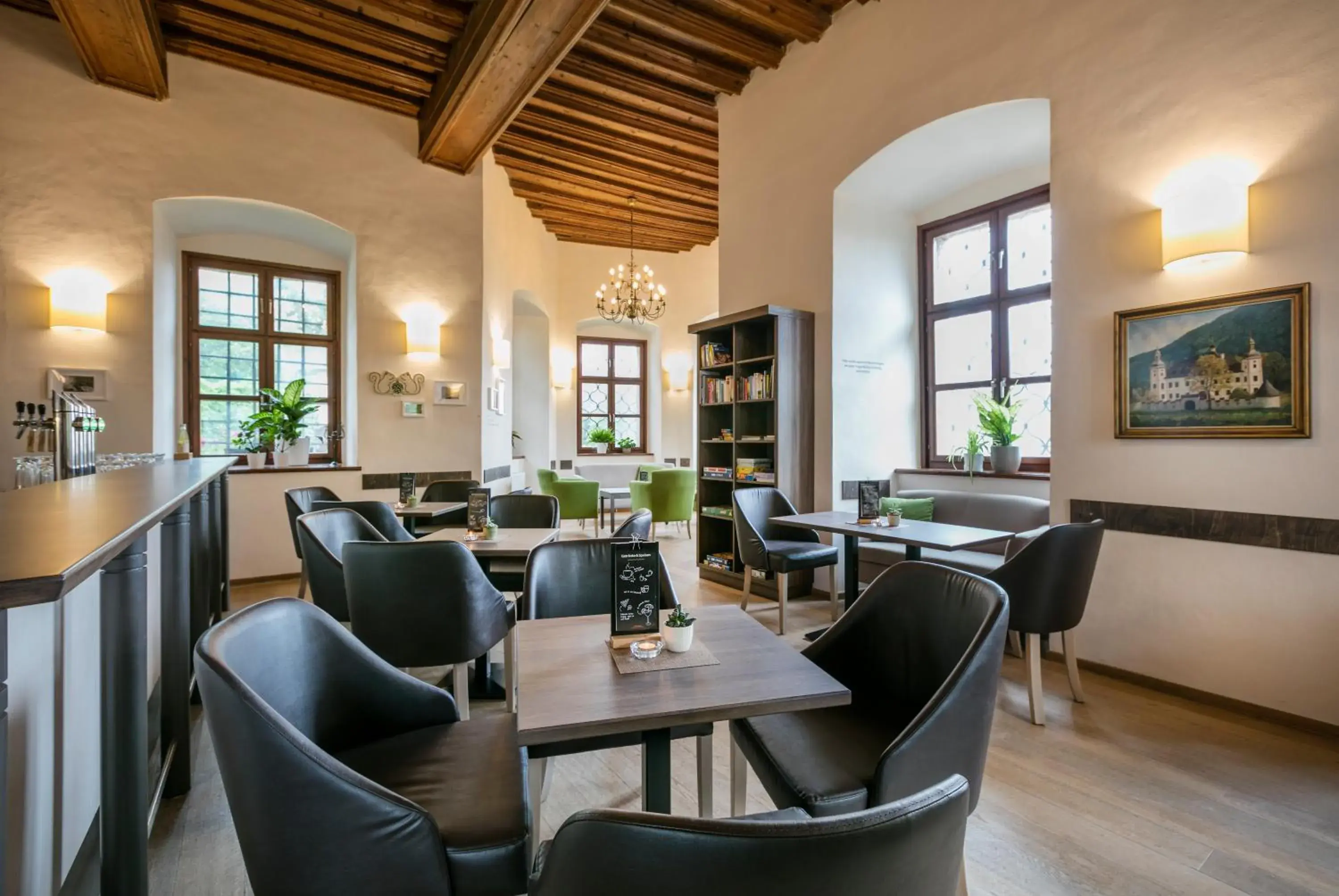 Lounge or bar, Restaurant/Places to Eat in JUFA Hotel Schloss Röthelstein