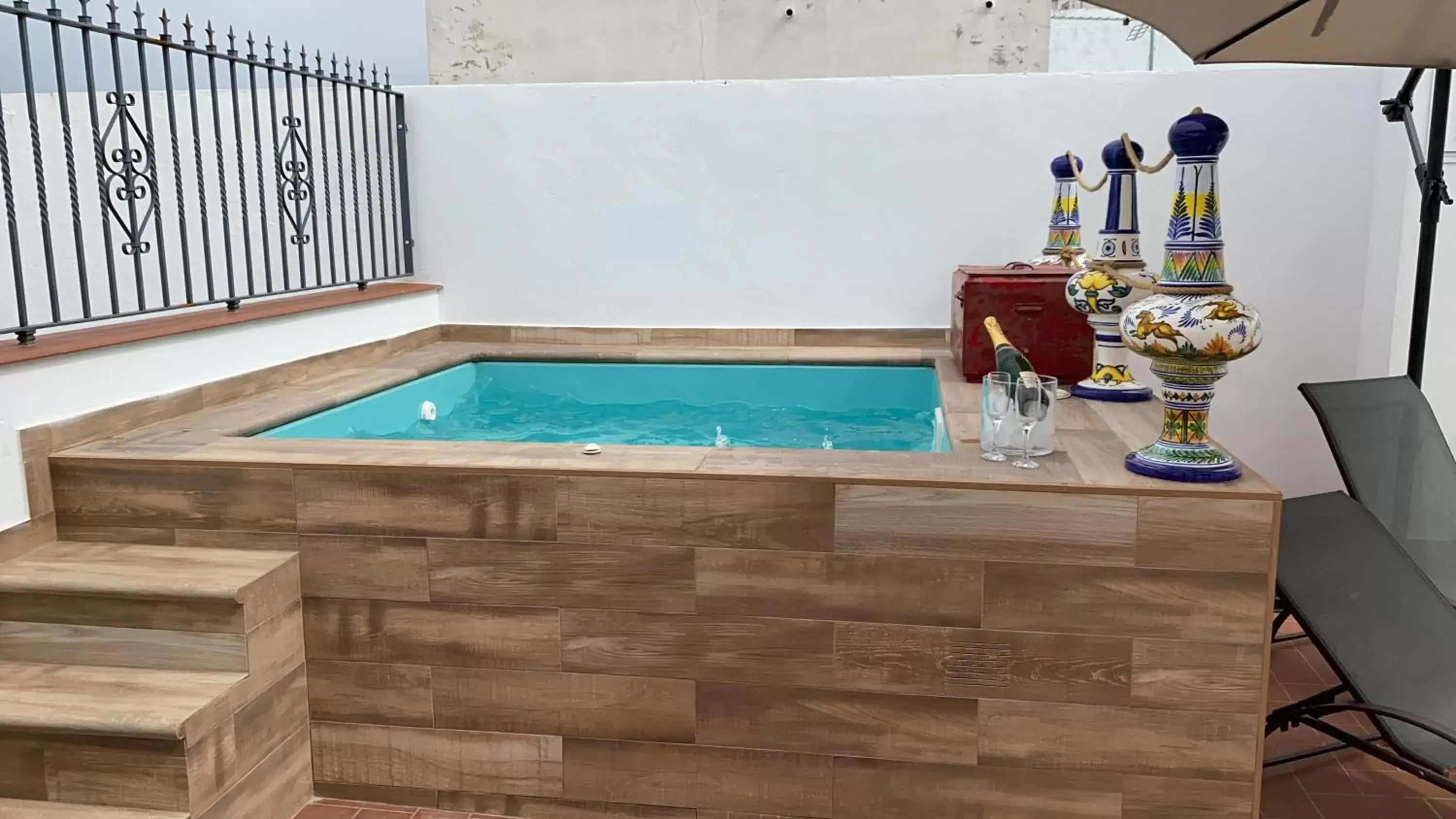 Area and facilities, Swimming Pool in Apartamentos "El Escondite de Triana"