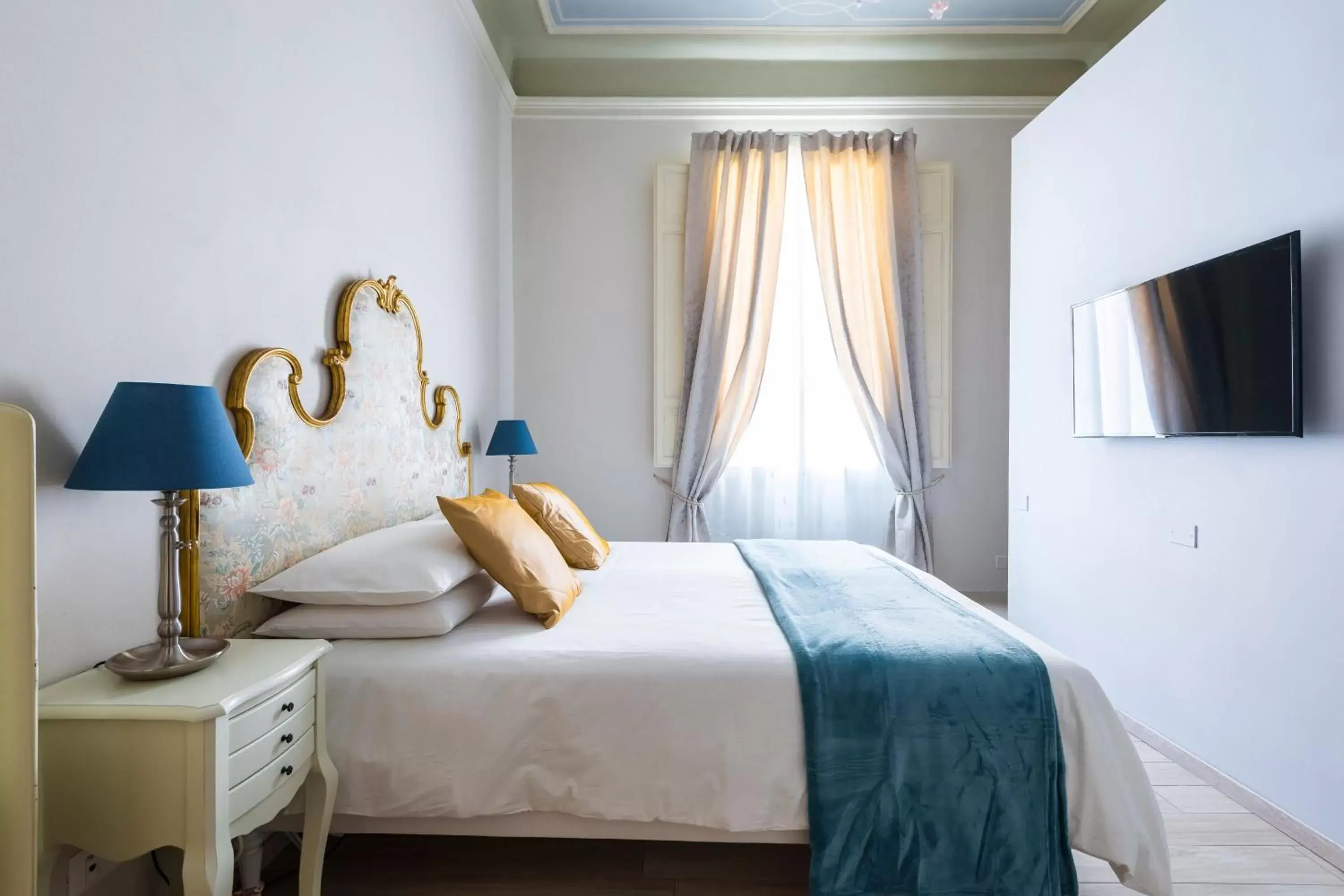 Communal lounge/ TV room, Bed in Villa Savioli Room & Breakfast