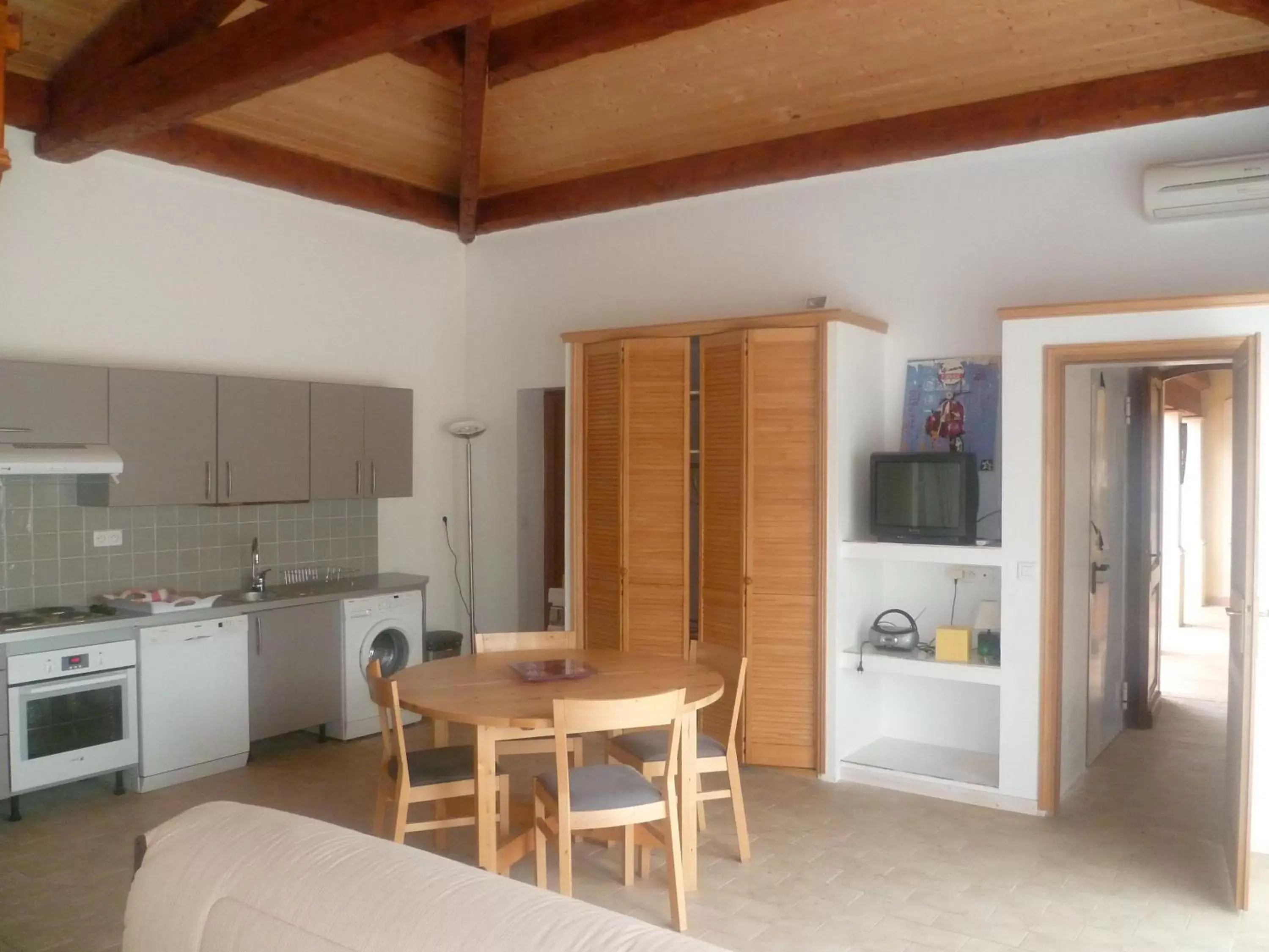 Photo of the whole room, Kitchen/Kitchenette in Chambre d'hôtes "La Bastide des Eucalyptus"