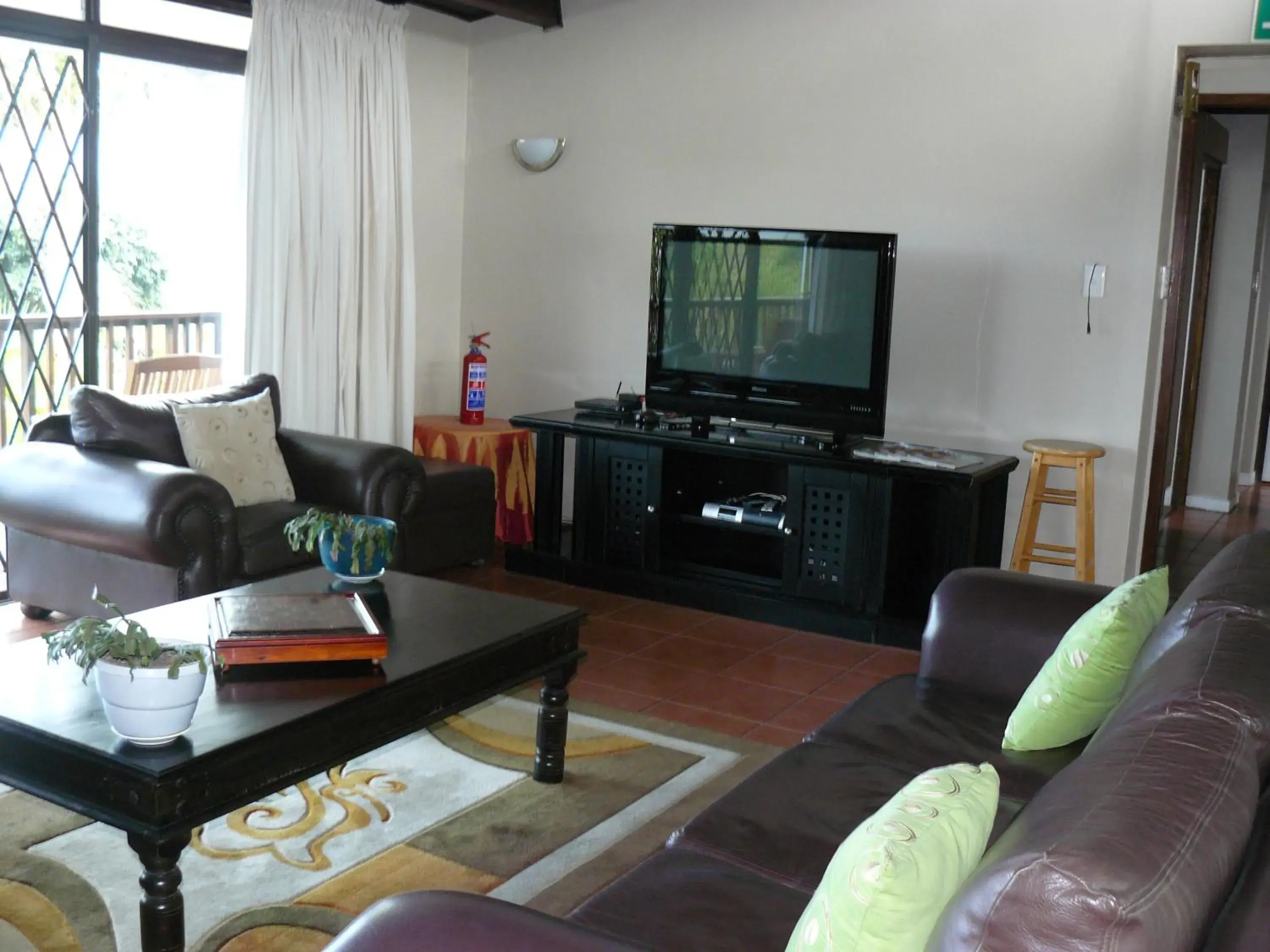 Communal lounge/ TV room, TV/Entertainment Center in See More Guest House