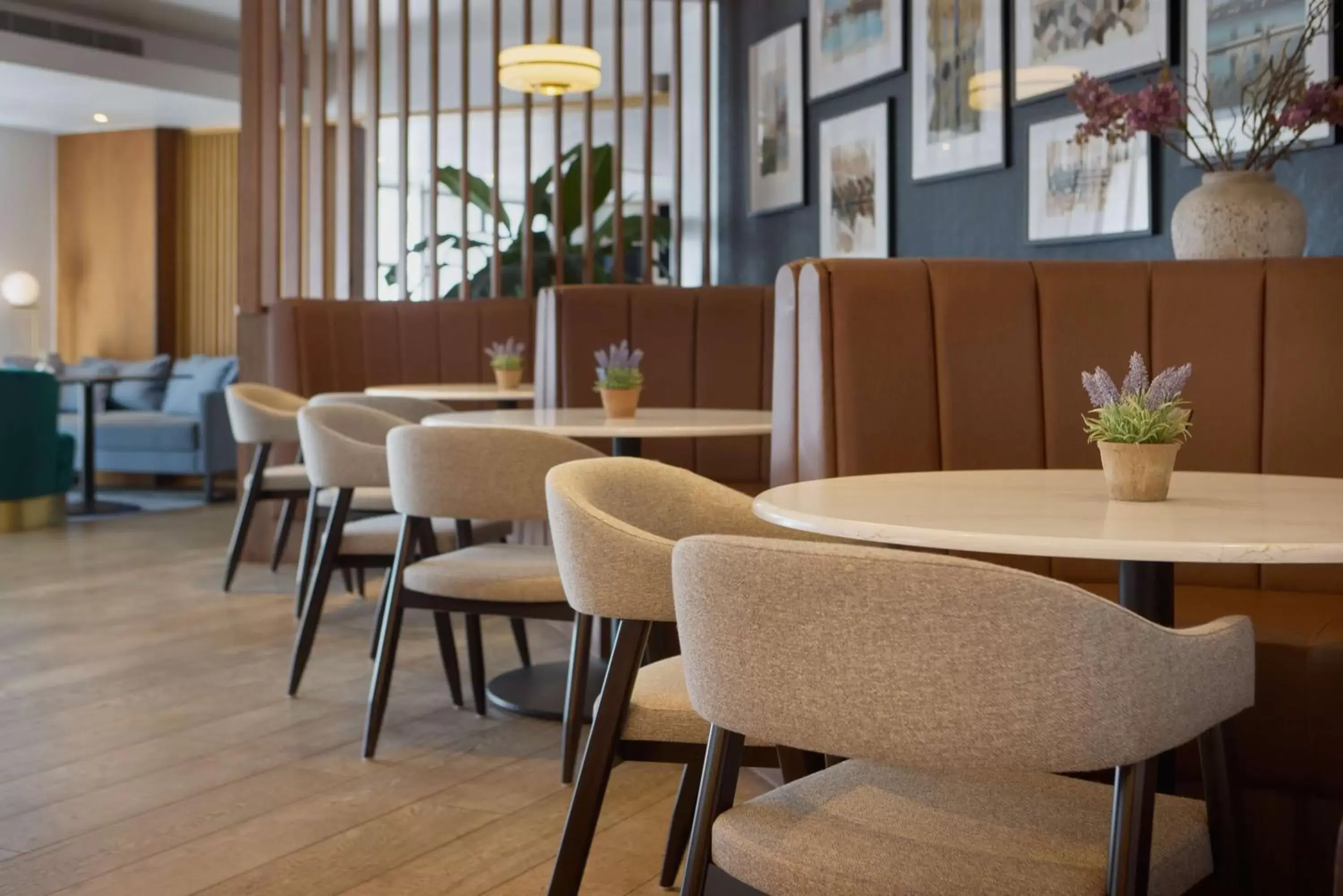 Lounge or bar, Restaurant/Places to Eat in DoubleTree By Hilton London Excel