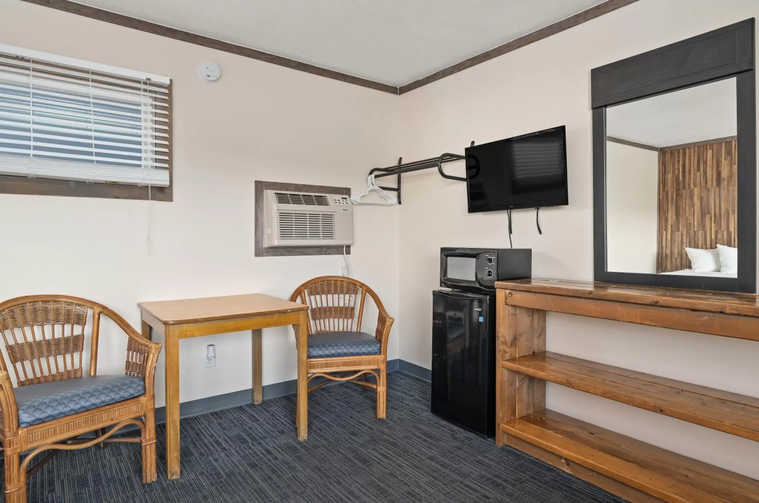 Bedroom, TV/Entertainment Center in Beach Bum Inn