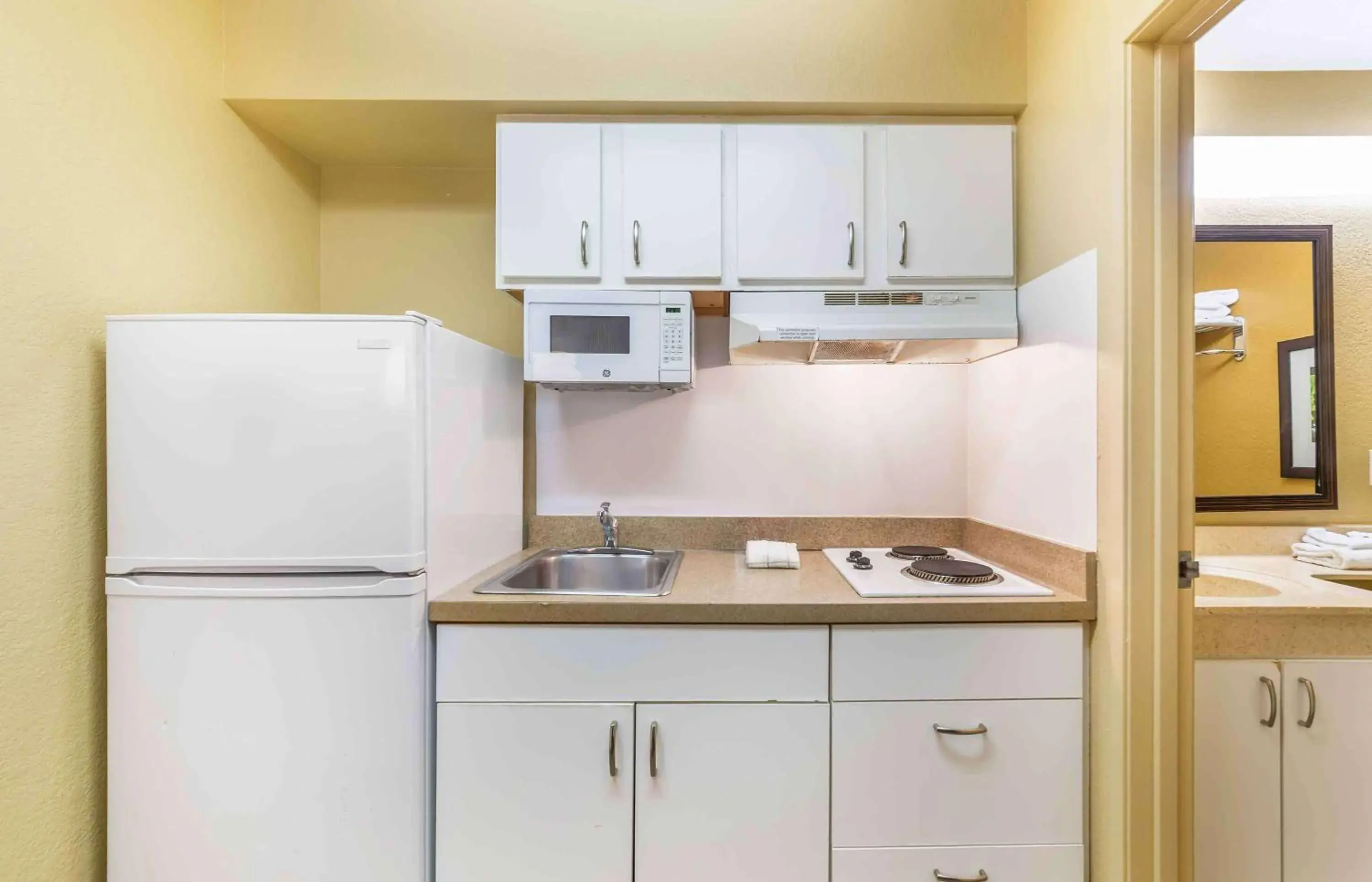 Bedroom, Kitchen/Kitchenette in Extended Stay America Suites - Fort Lauderdale - Tamarac