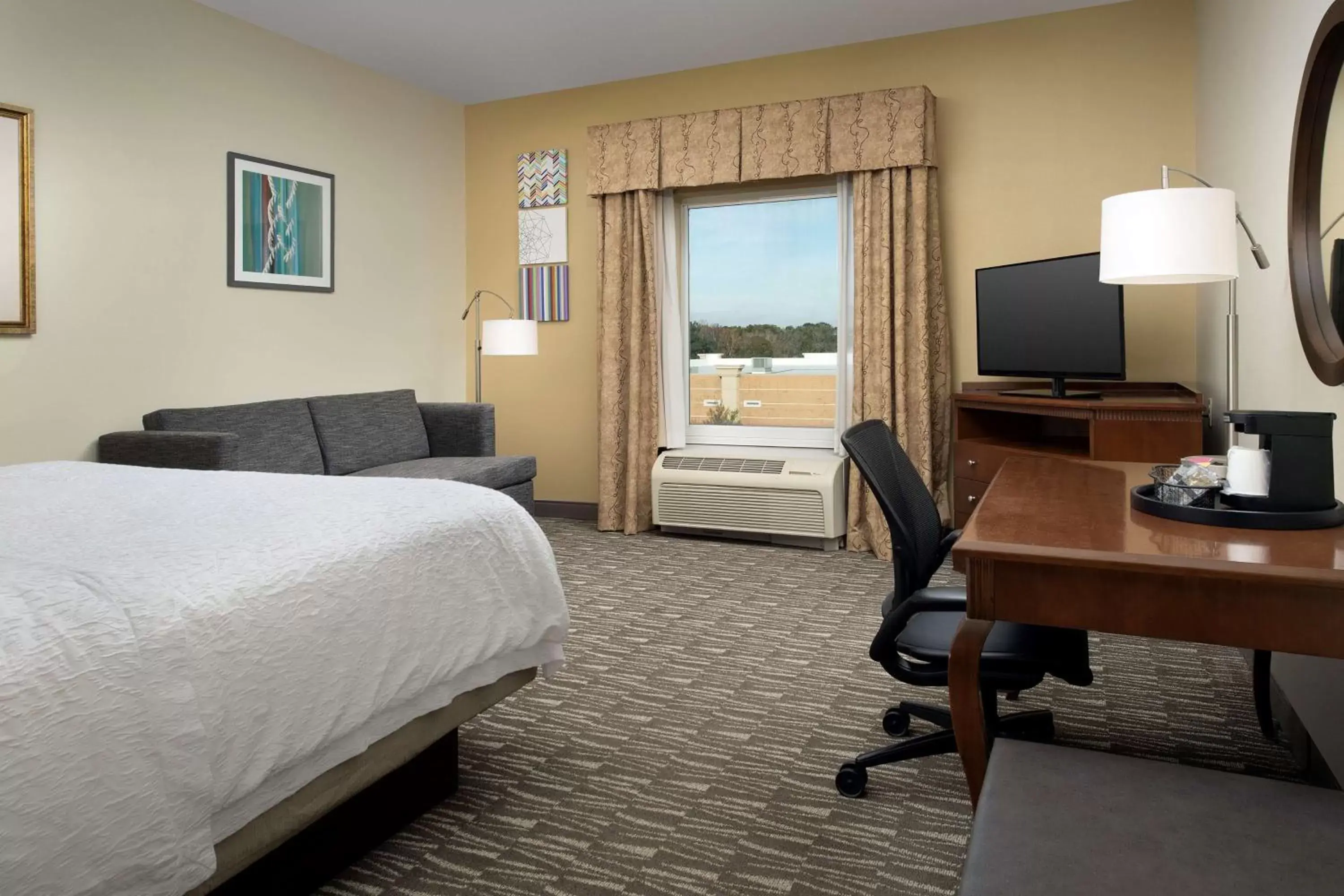 Bedroom, TV/Entertainment Center in Hampton Inn & Suites Lakeland-South Polk Parkway