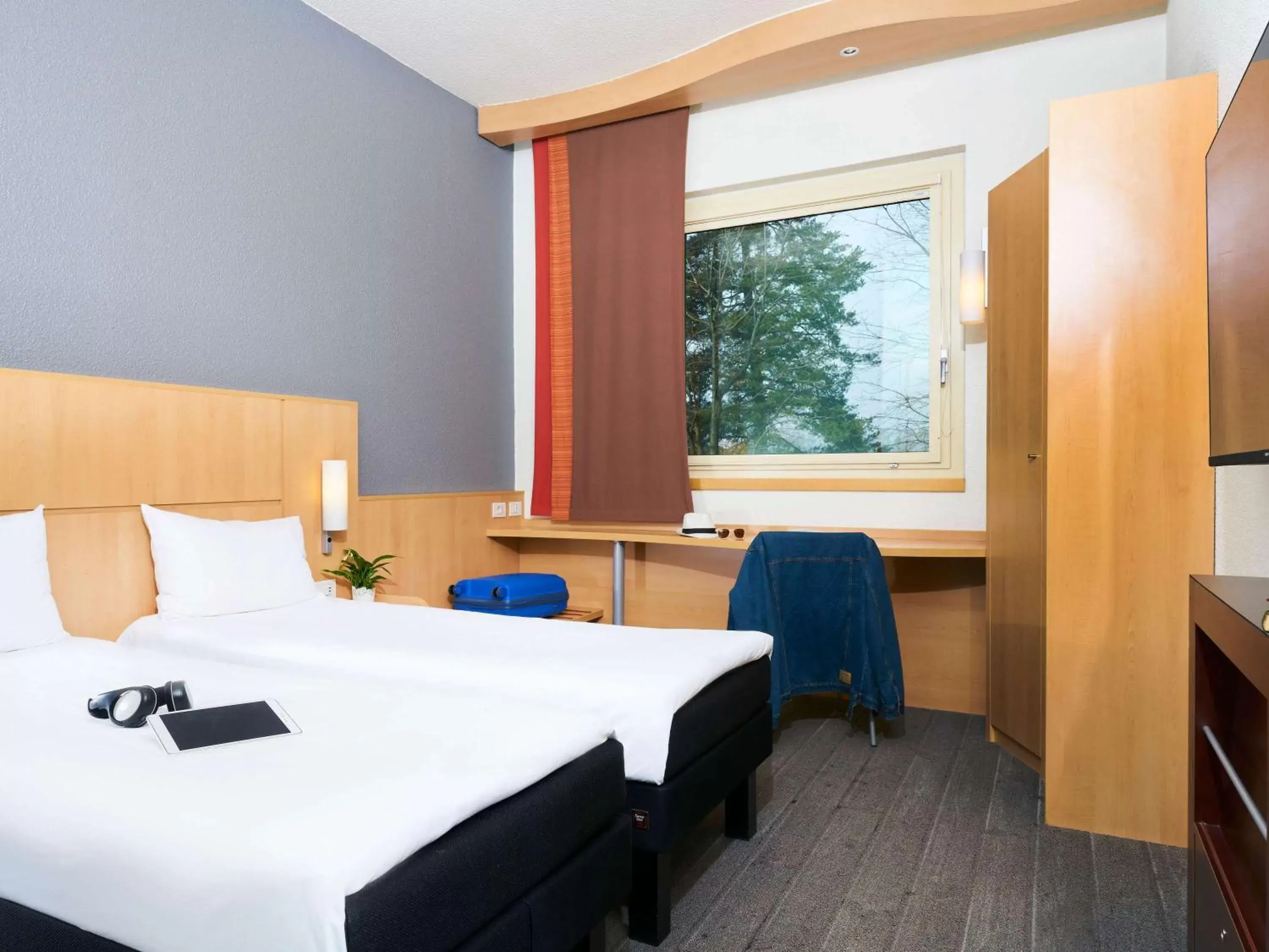Bedroom, Bed in Ibis Como Bedroom, Bed in Ibis Como