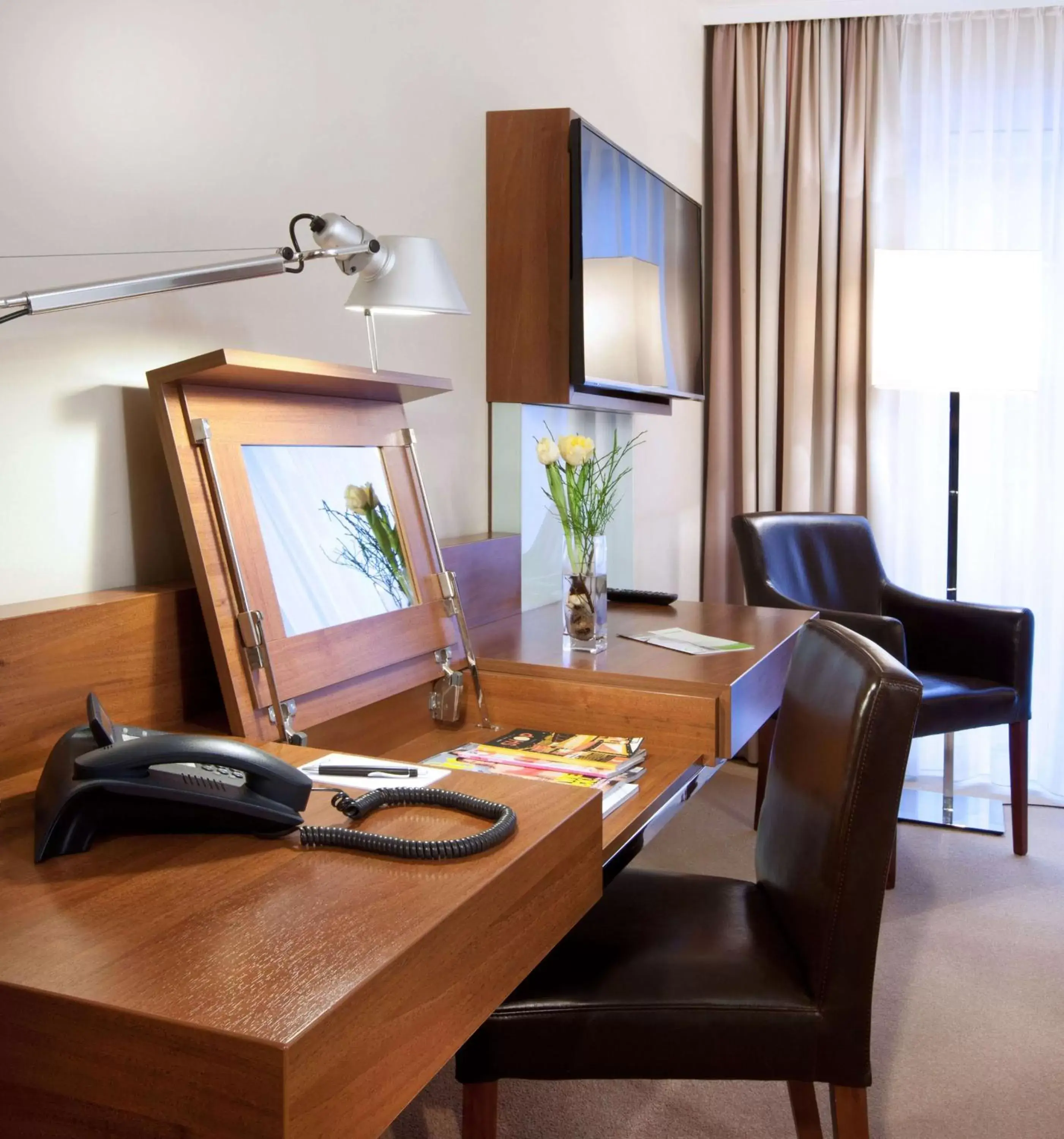 Bedroom, TV/Entertainment Center in Lindner Hotel Hamburg am Michel, part of JdV by Hyatt