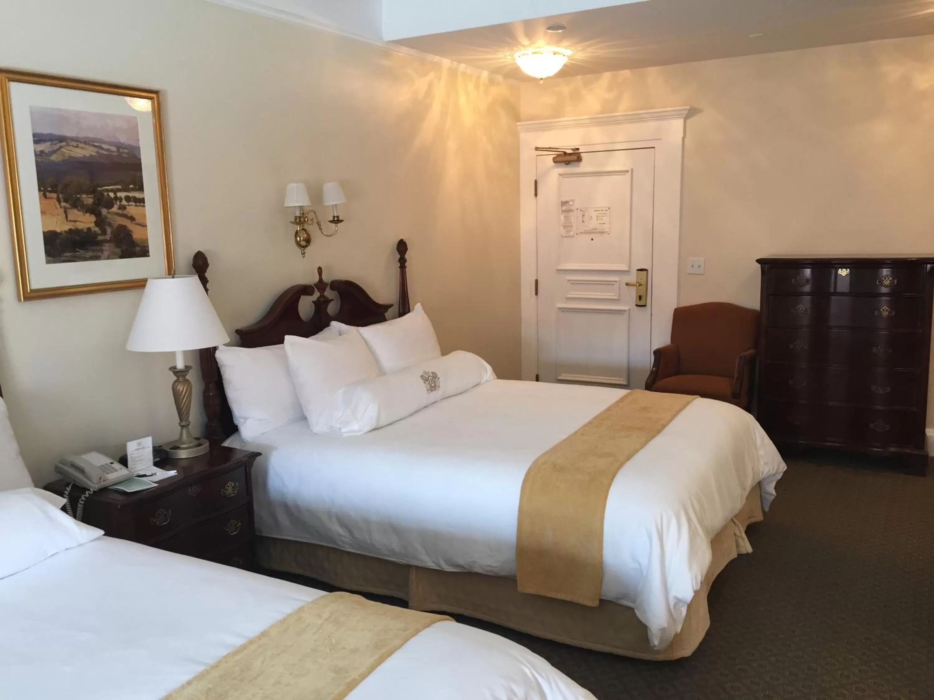 Photo of the whole room, Bed in Beresford Arms