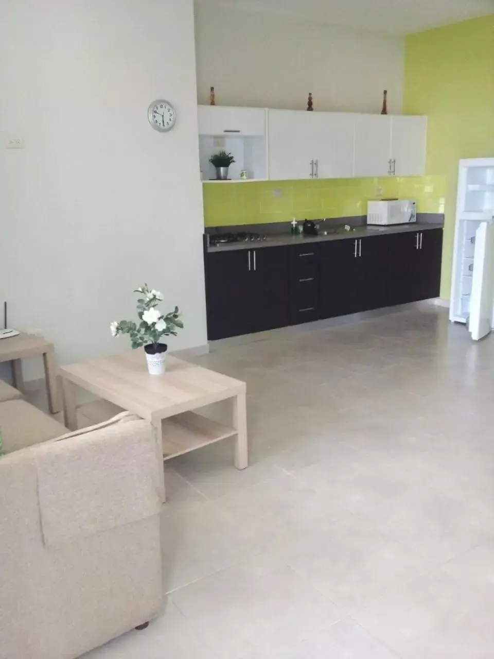 Living room, Kitchen/Kitchenette in Apartahotel MACADANA