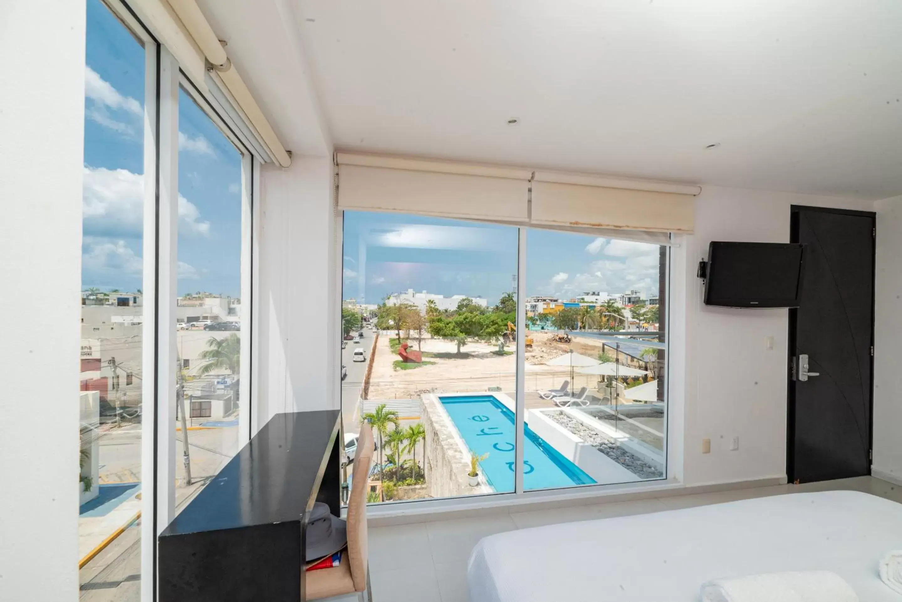 Balcony/Terrace, Pool View in Hotel Cache