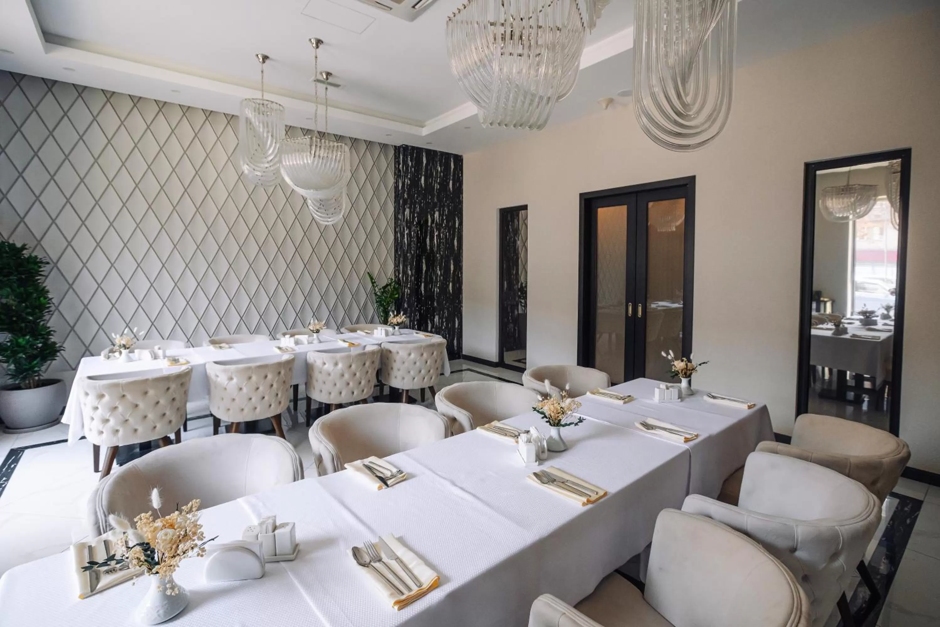 Restaurant/places to eat in Resident City Hotel