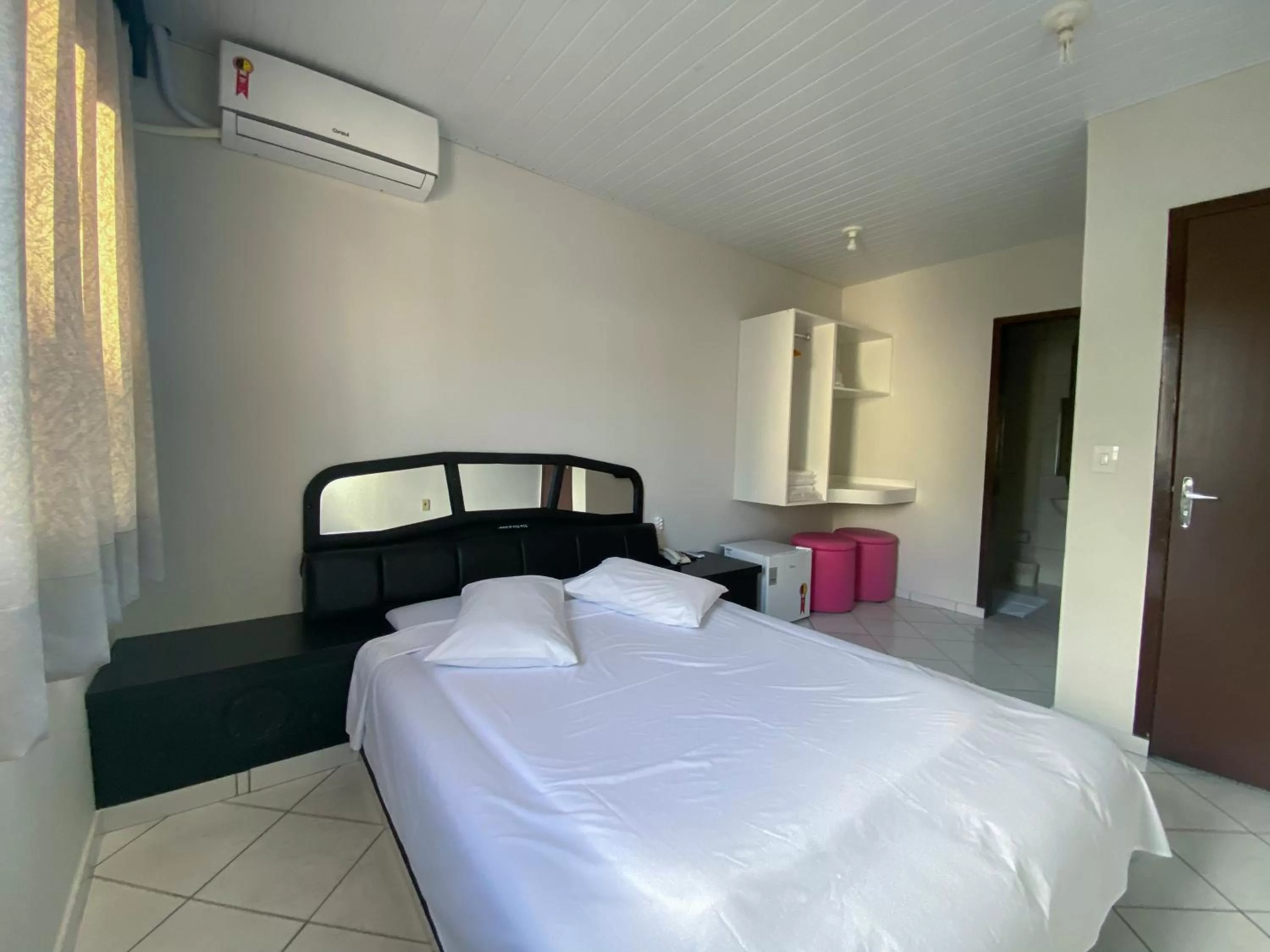 Photo of the whole room, Bed in GUINZA