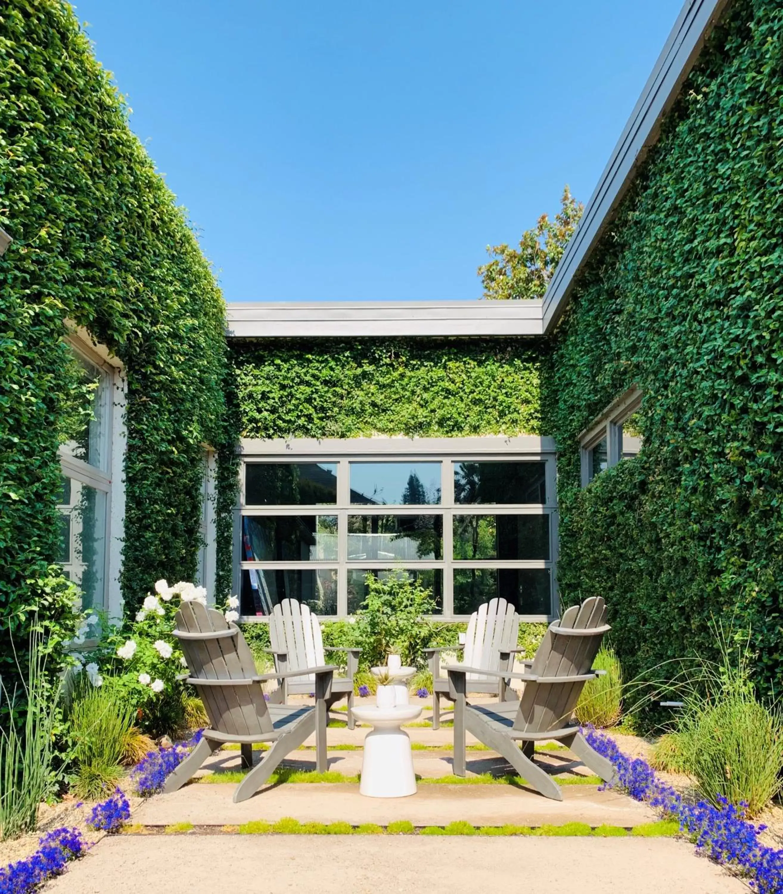 Property building in R Inn Napa Property building in R Inn Napa