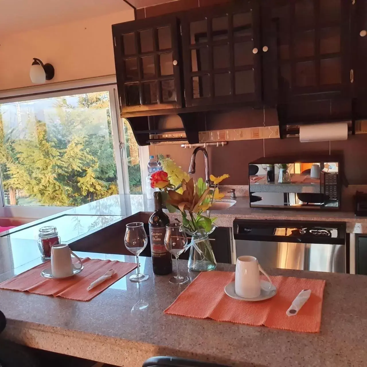 Dining area, Kitchen/Kitchenette in Hotel Maragreens