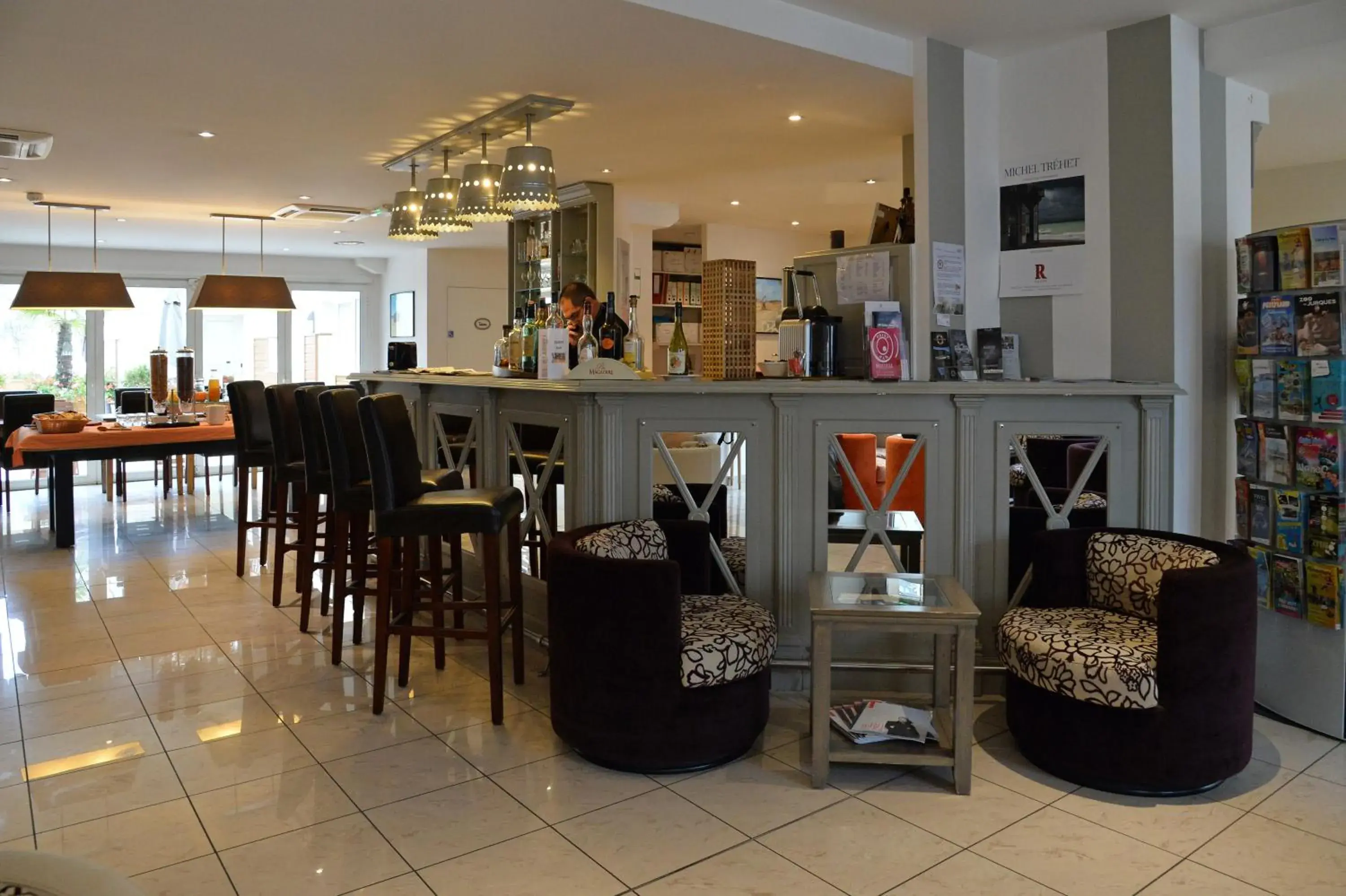Lounge or bar, Restaurant/Places to Eat in Almoria Hôtel & SPA