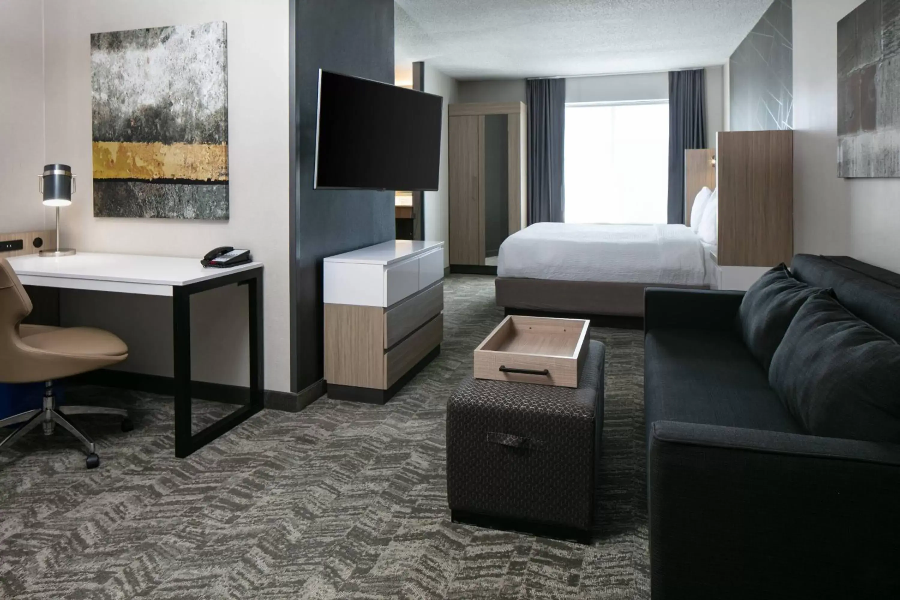 Living room, TV/Entertainment Center in SpringHill Suites by Marriott Tulsa