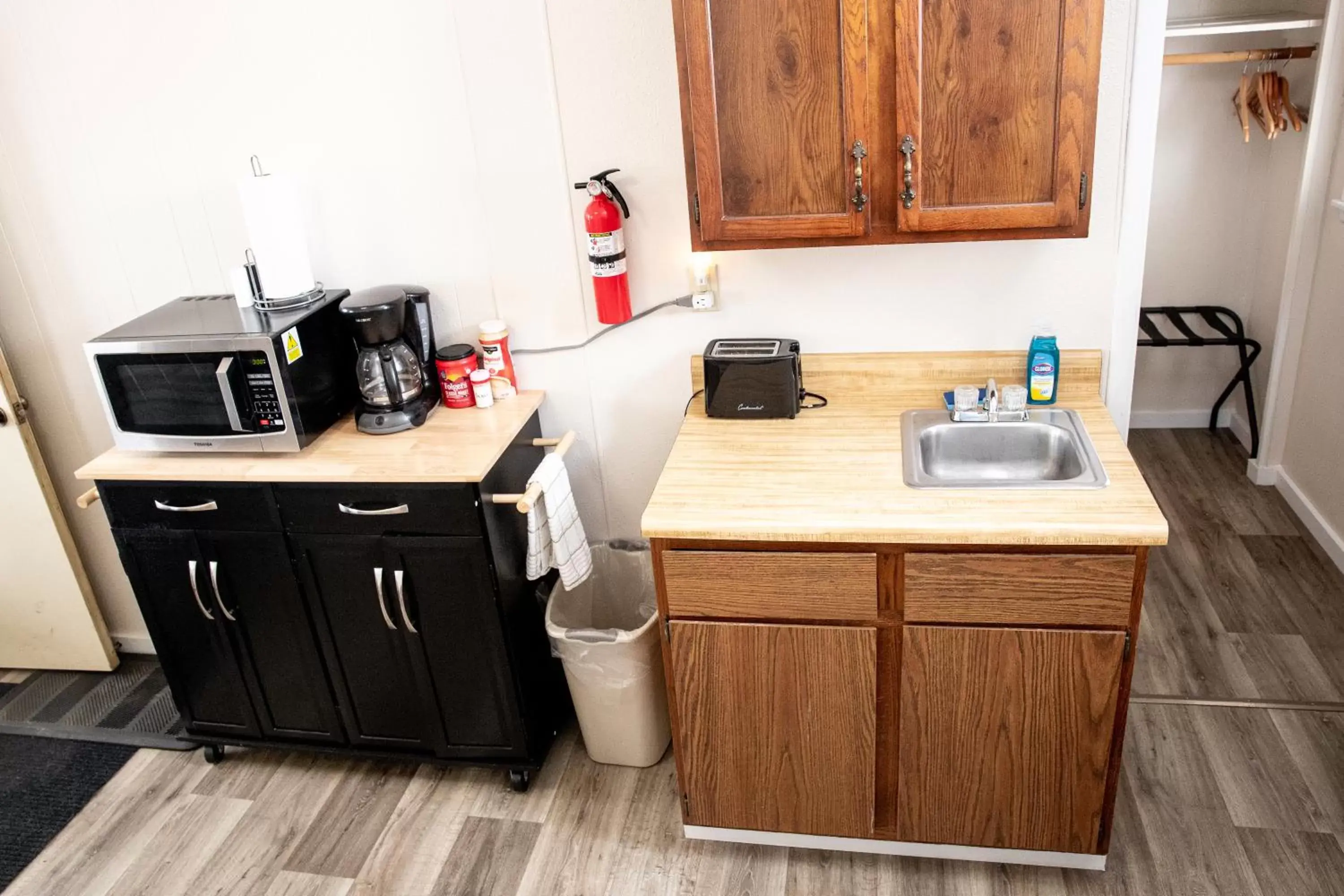 Kitchen or kitchenette, Kitchen/Kitchenette in East Side Motel & Cabins