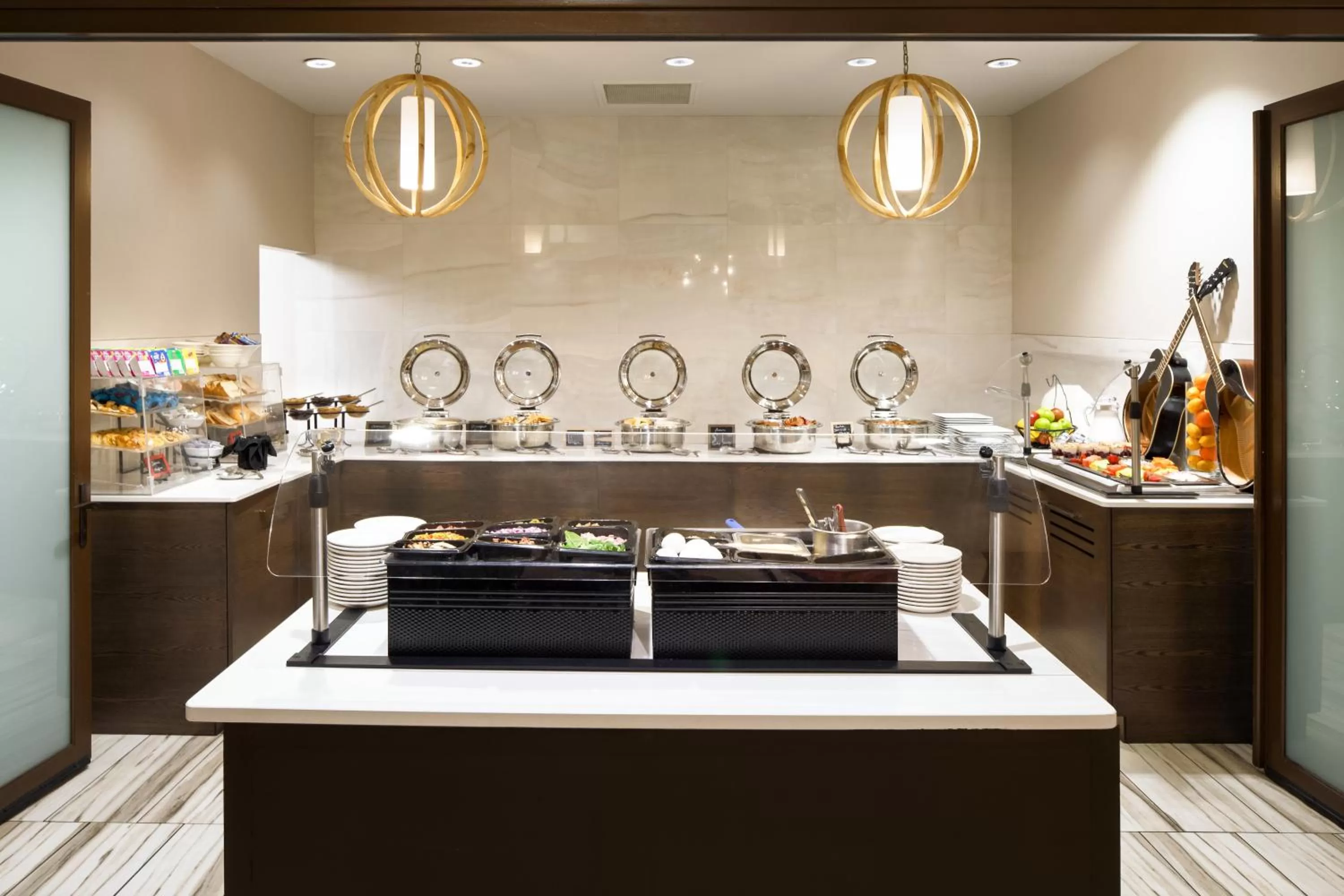 Restaurant/places to eat in Crowne Plaza Memphis Downtown by IHG