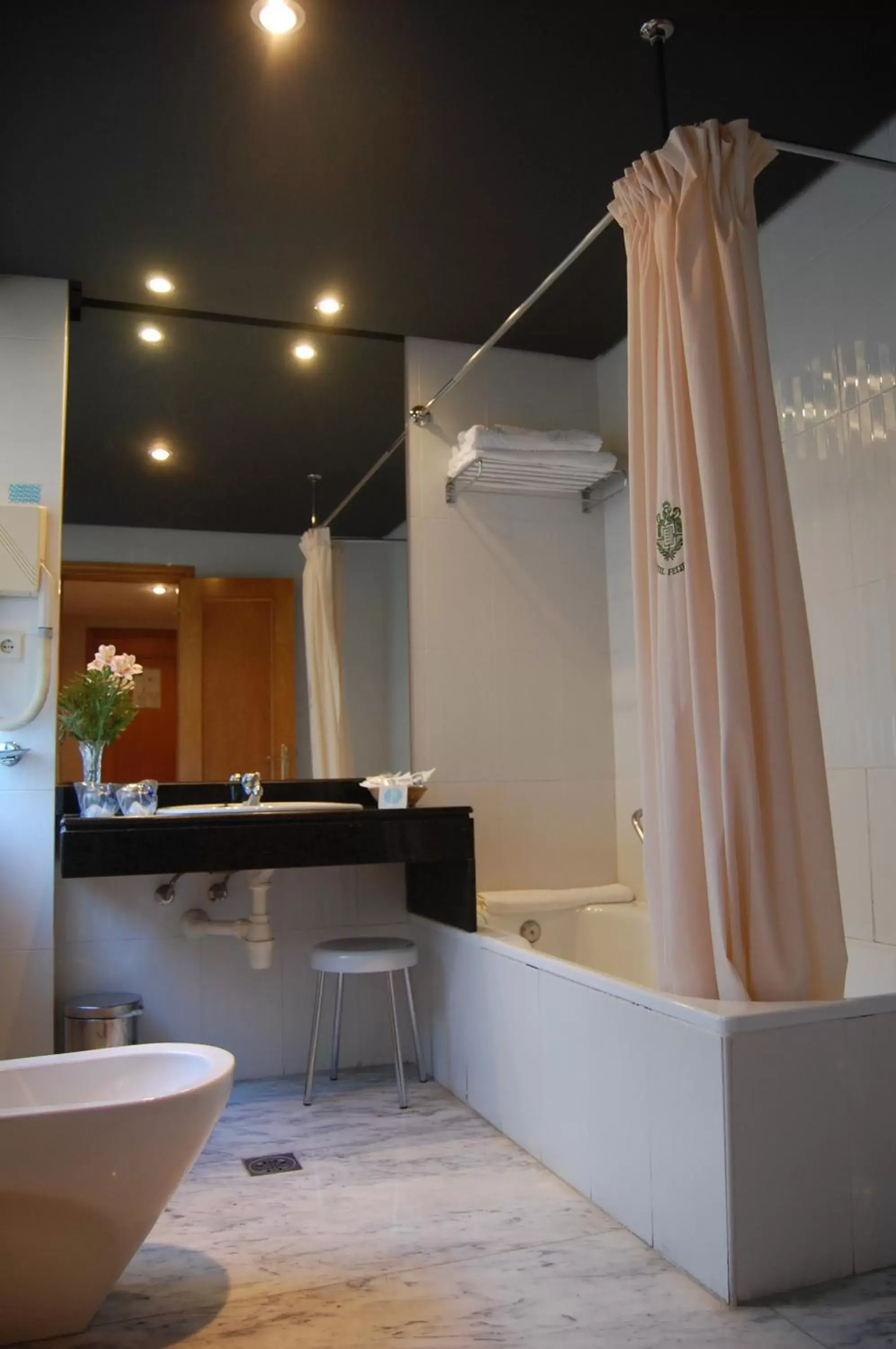 Bathroom in Sercotel Felipe IV