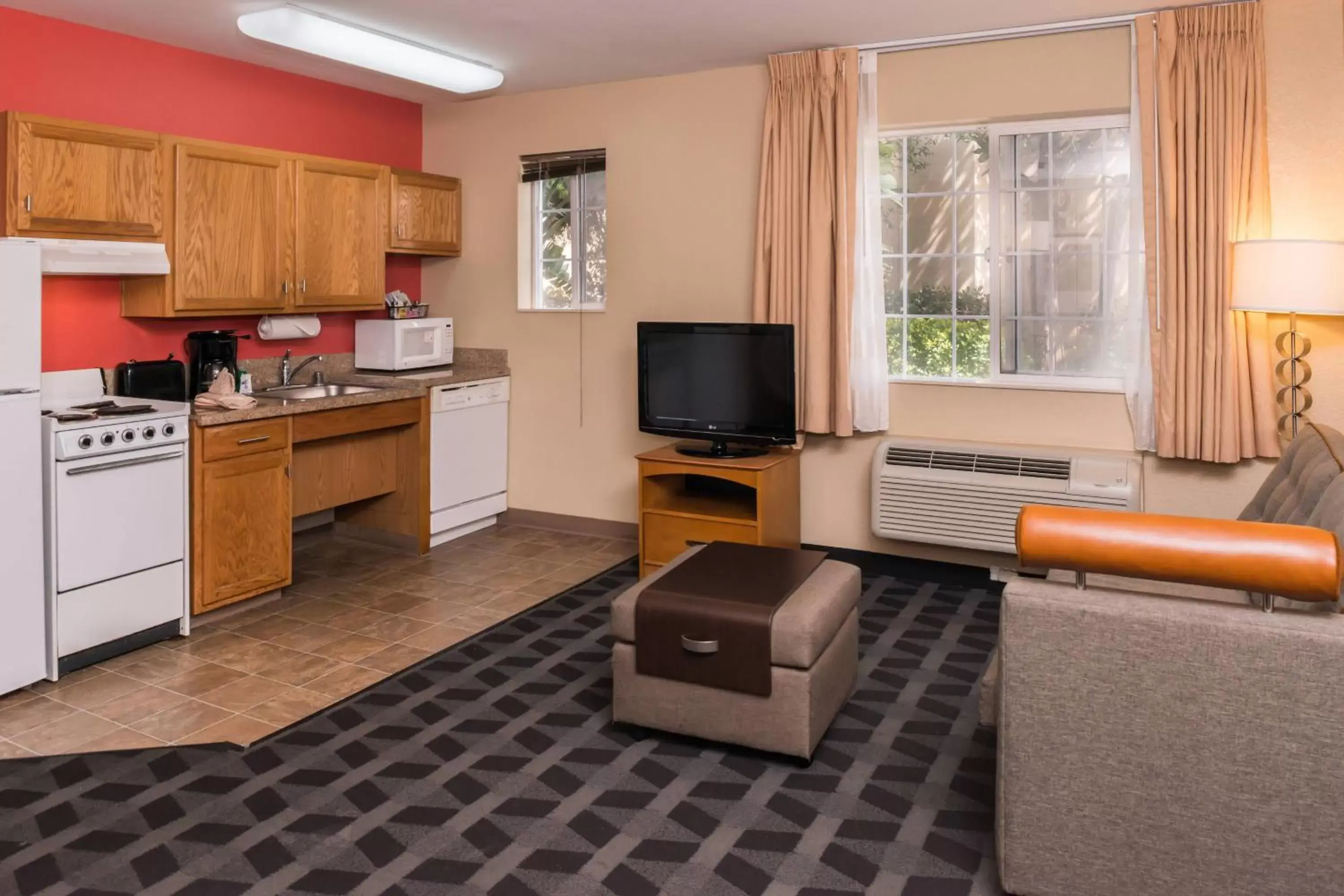 Living room, Kitchen/Kitchenette in TownePlace Suites by Marriott Anaheim Maingate Near Angel Stadium