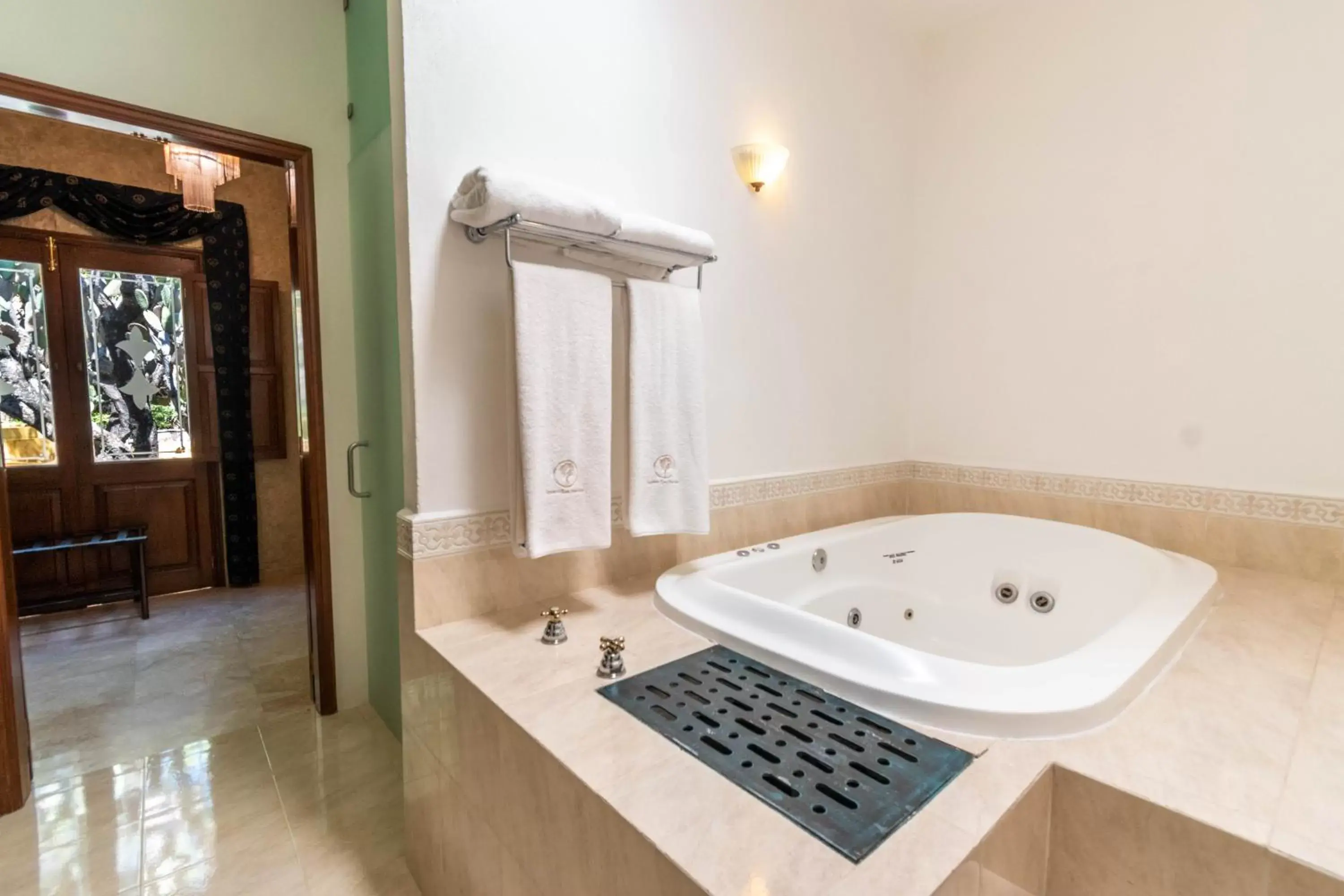 Hot Tub, Bathroom in Quinta Las Acacias Hotel Boutique