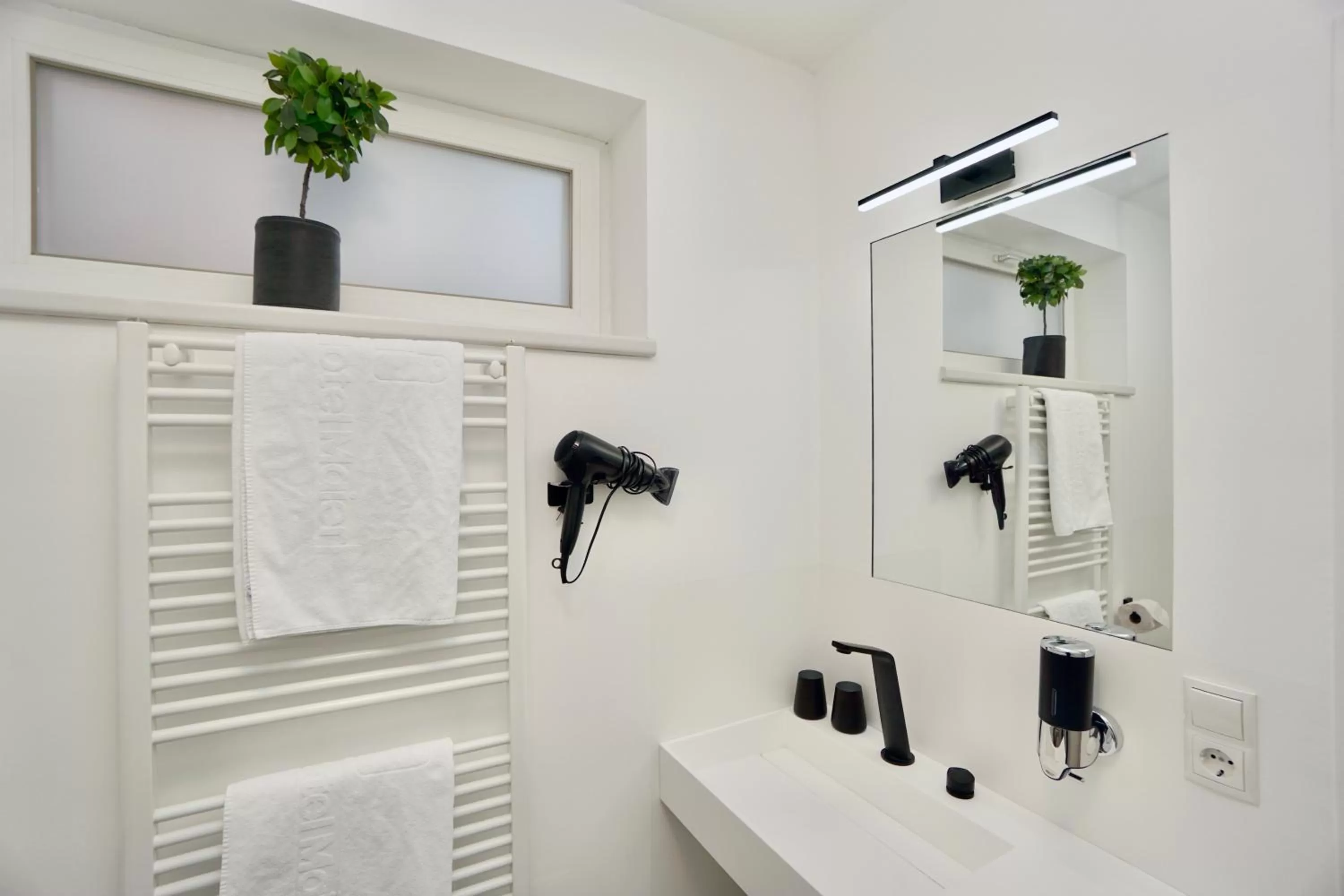 Bathroom in Motel by Maier Götzis- kontaktloser Check-in