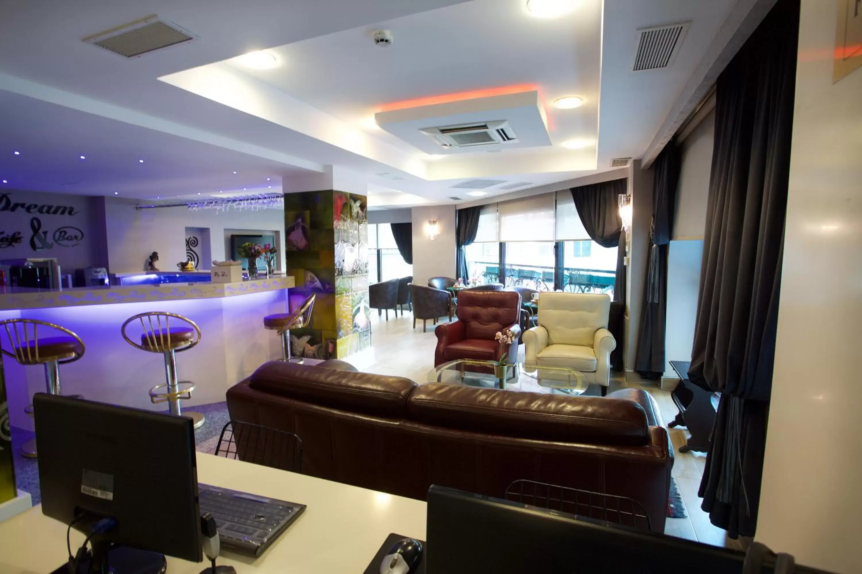 Lounge or bar in Zagreb Hotel