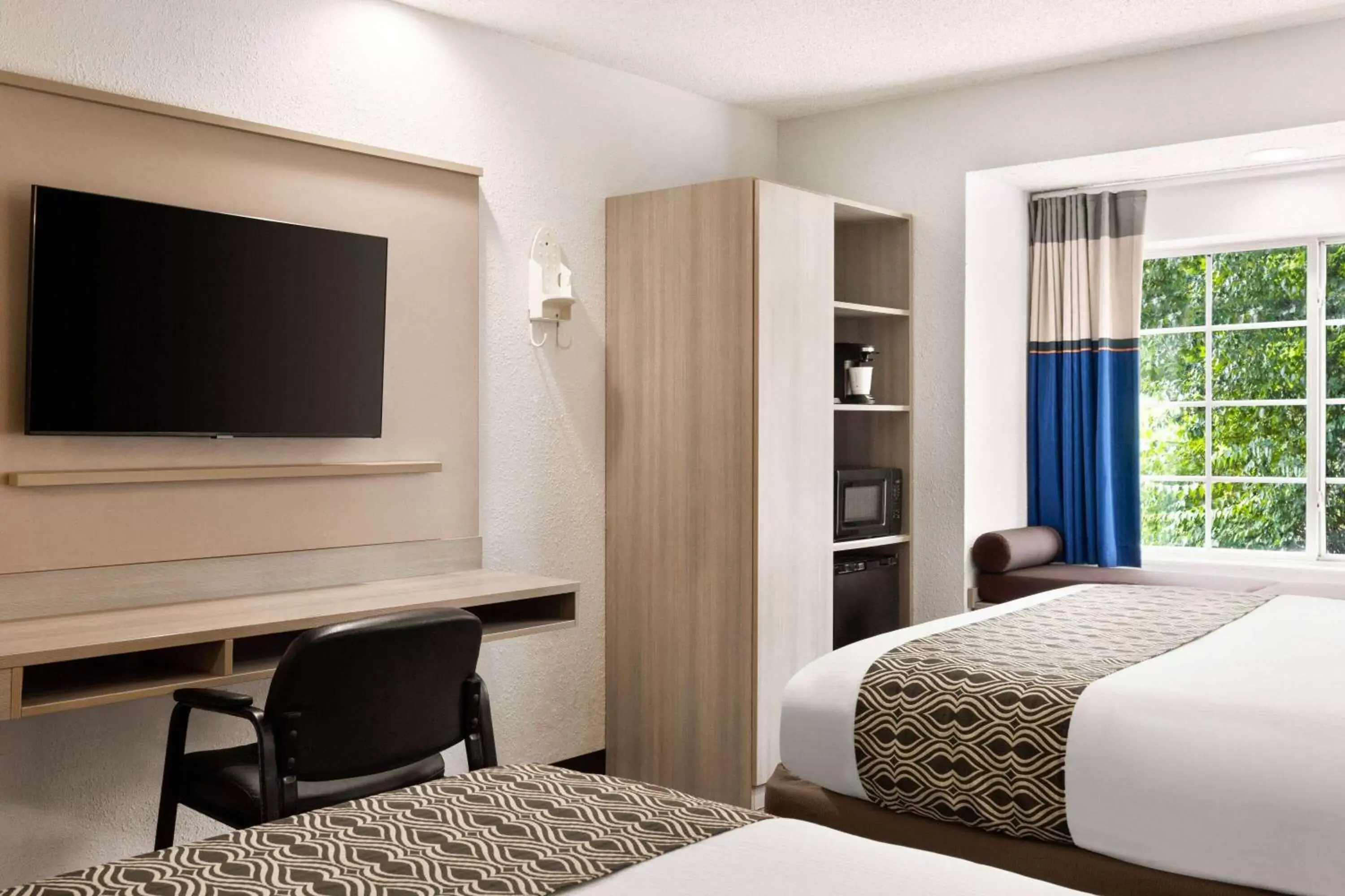 Photo of the whole room, TV/Entertainment Center in Microtel Inn & Suites by Wyndham Florence/Cincinnati Airpo