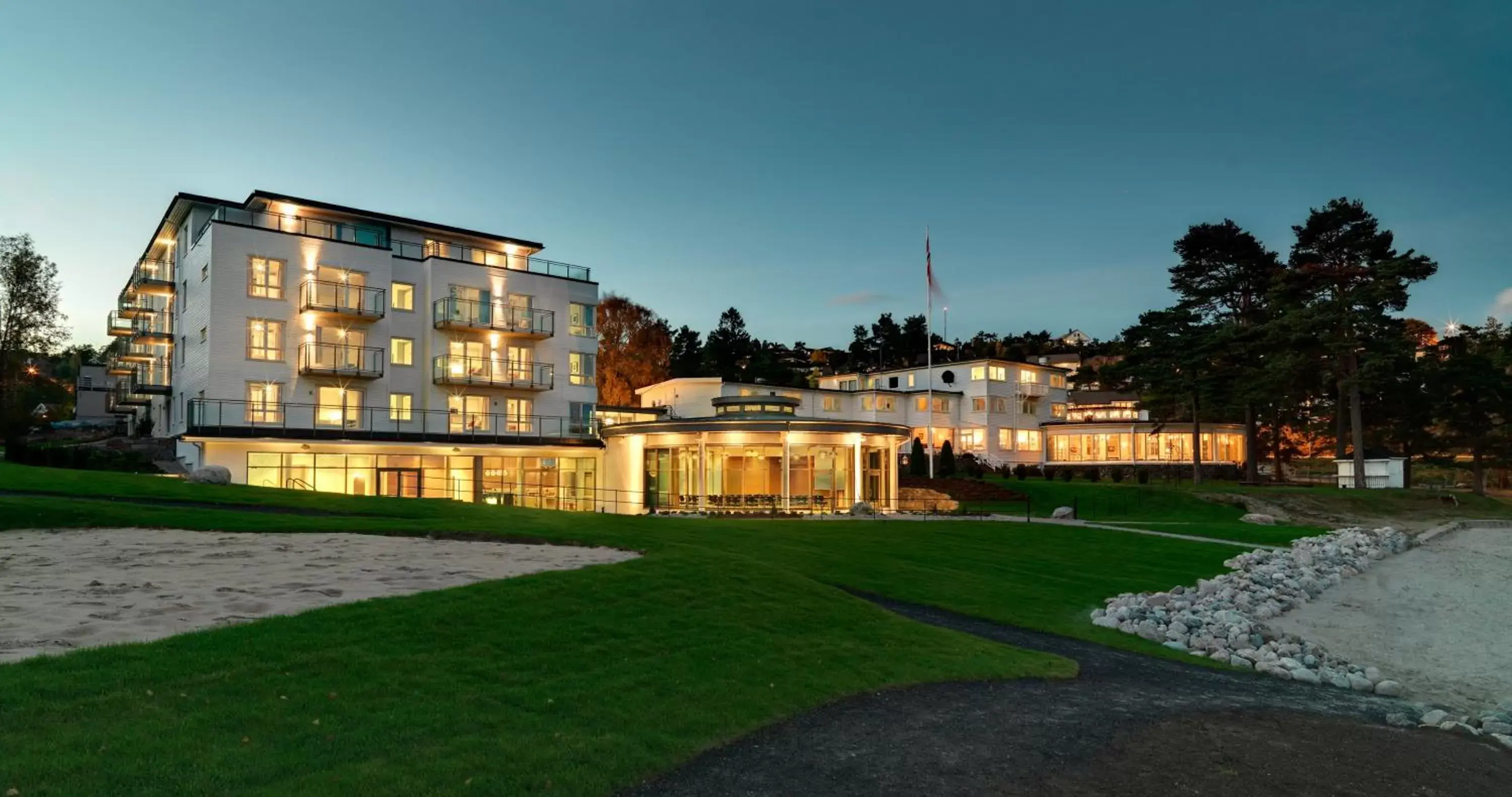 Facade/entrance, Property Building in Strand Hotel Fevik - by Classic Norway Hotels