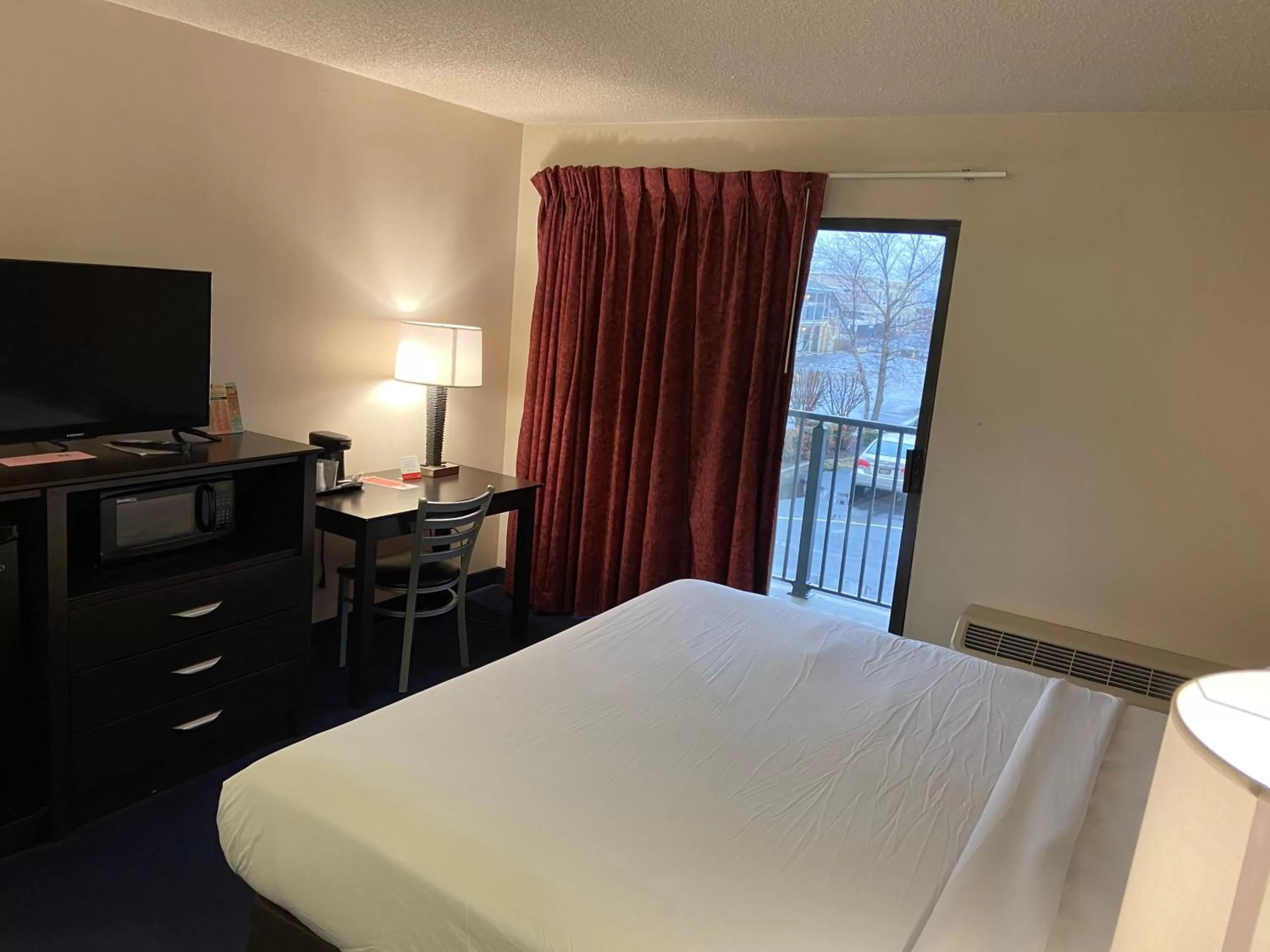 Bed in Econo Lodge Inn & Suites Rehoboth Beach