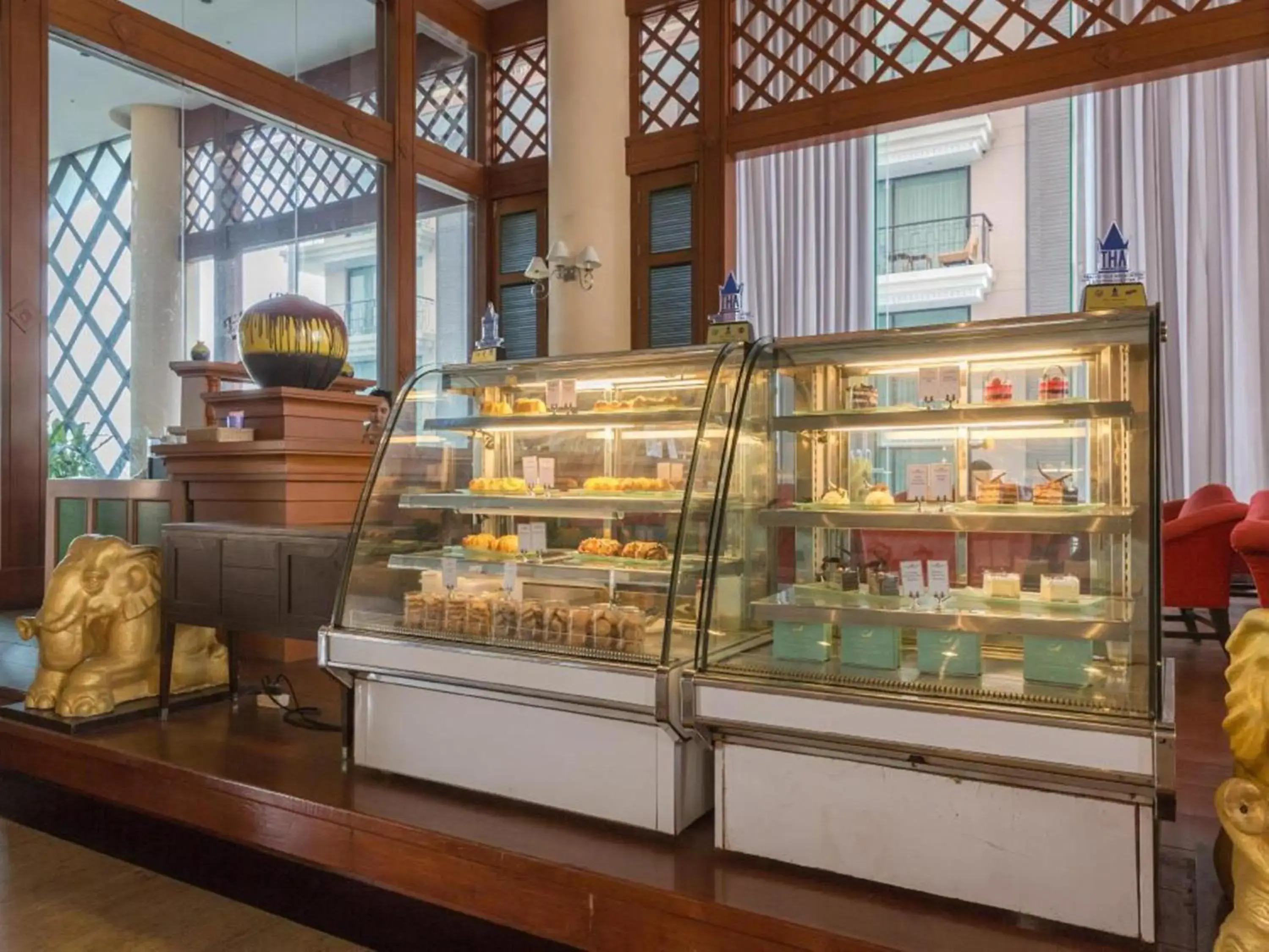 Lounge or bar in Long Beach Garden Hotel & Pavilions Lounge or bar in Long Beach Garden Hotel & Pavilions