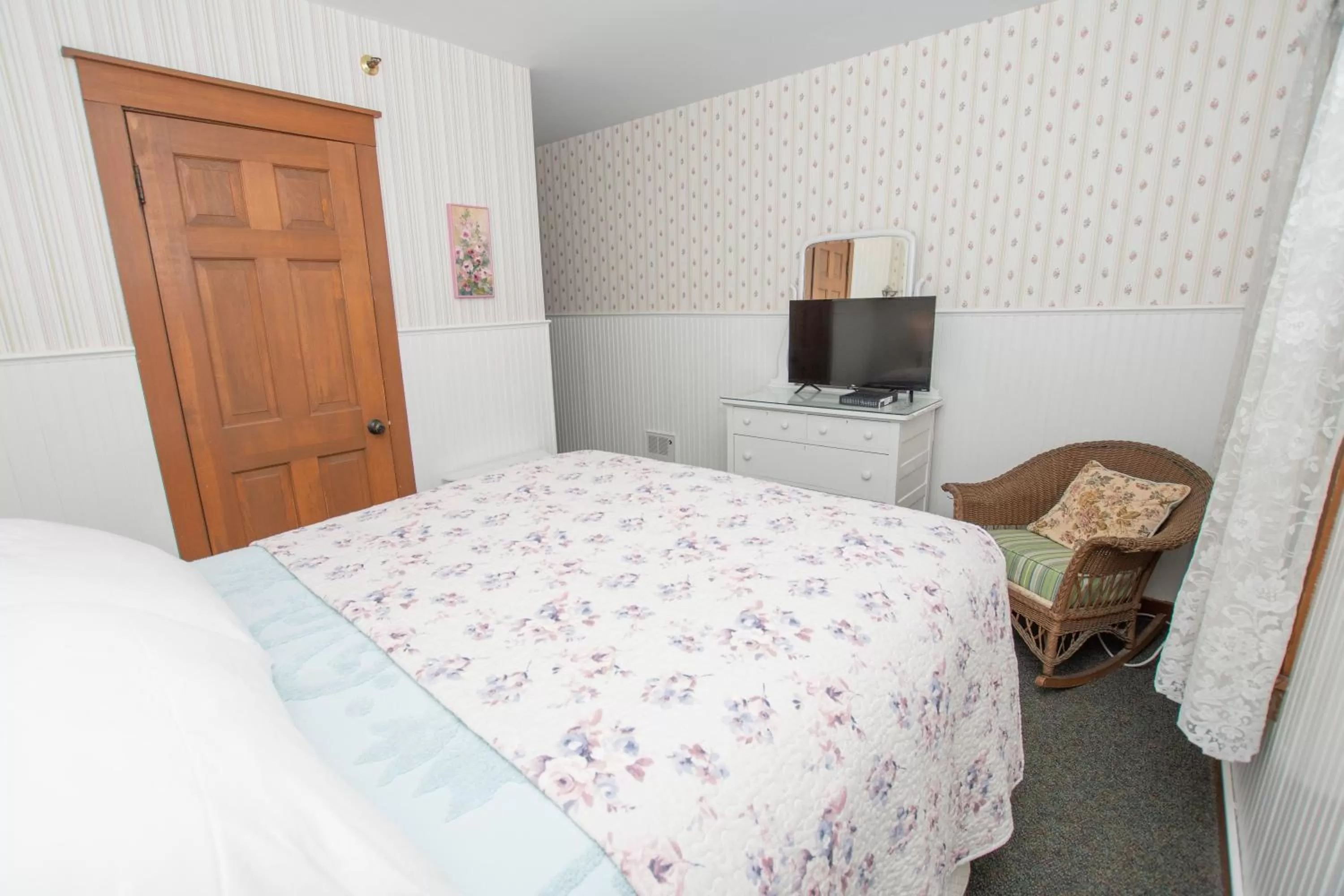 Bed in Terrace Inn and 1911 Restaurant