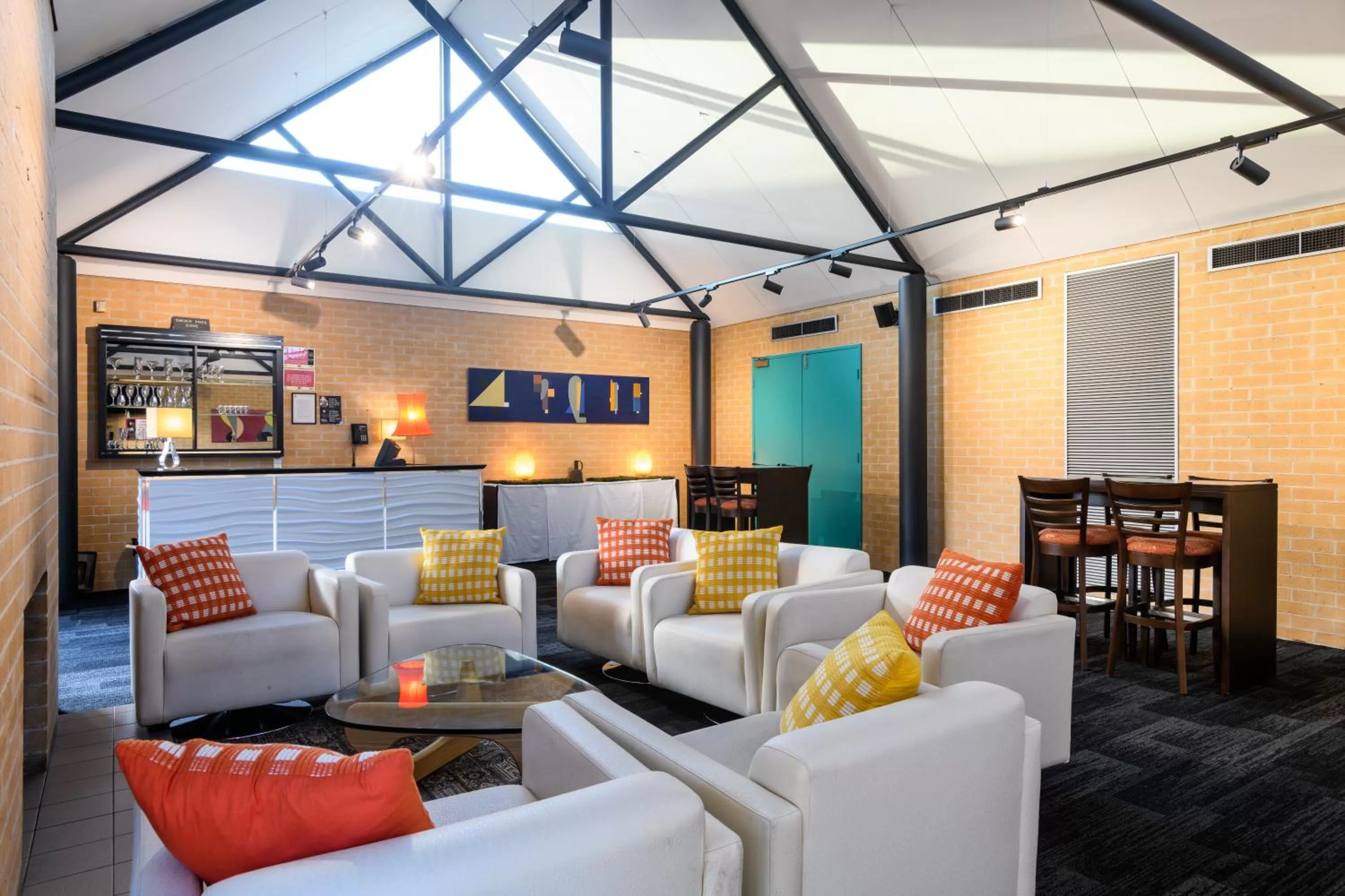 Lounge or bar in Lakeside Hotel and Conference Centre