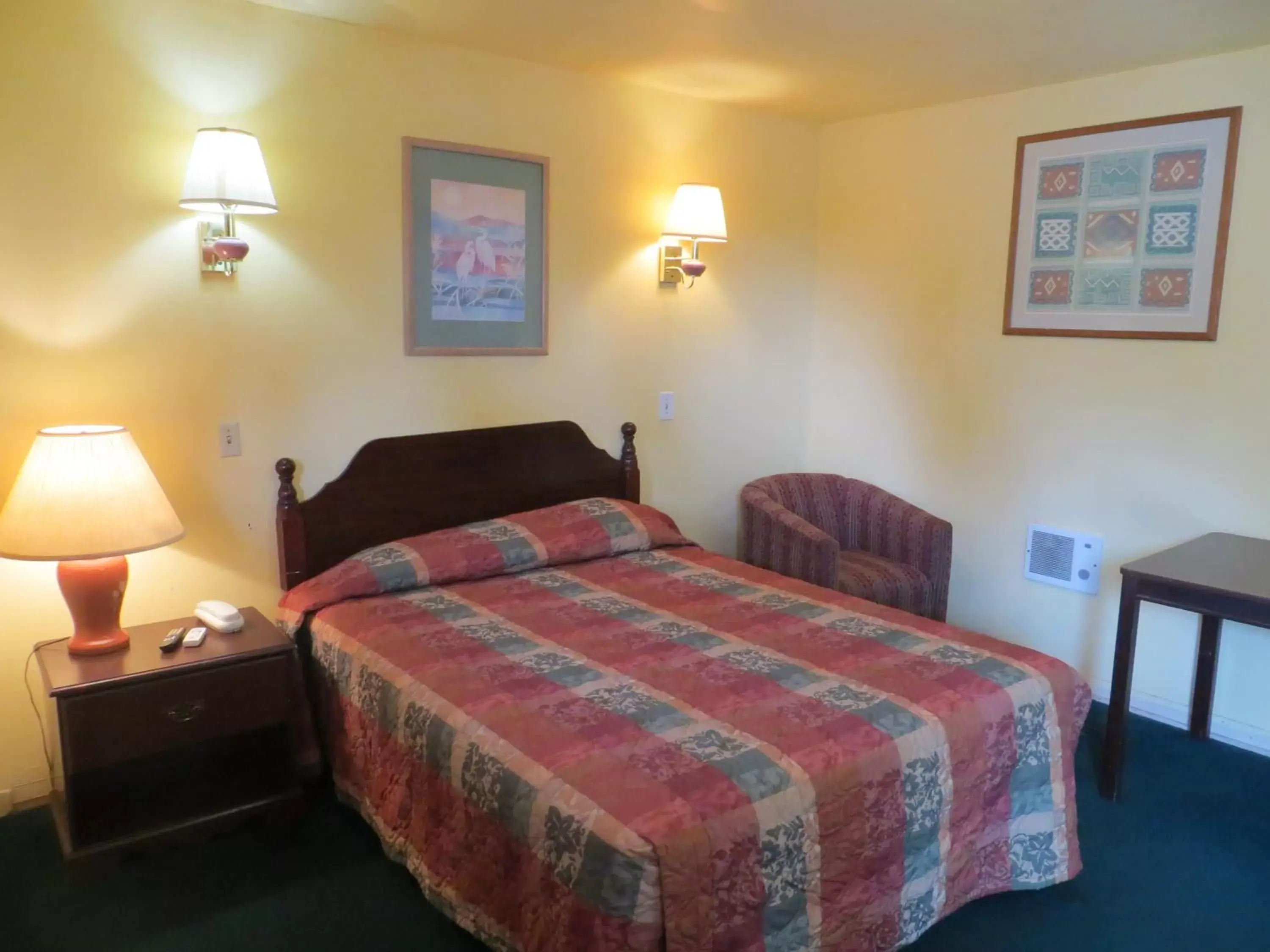 Photo of the whole room, Bed in Cottonwood Inn